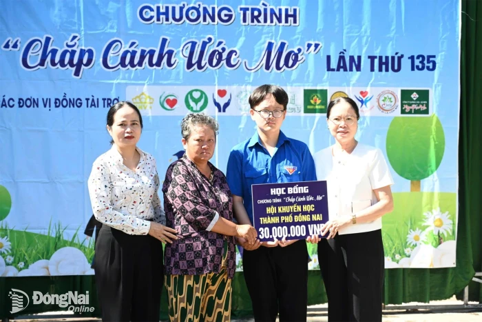 Hơn 251 triệu đồng chắp cánh ước mơ cho nam sinh nghèo bán vé số