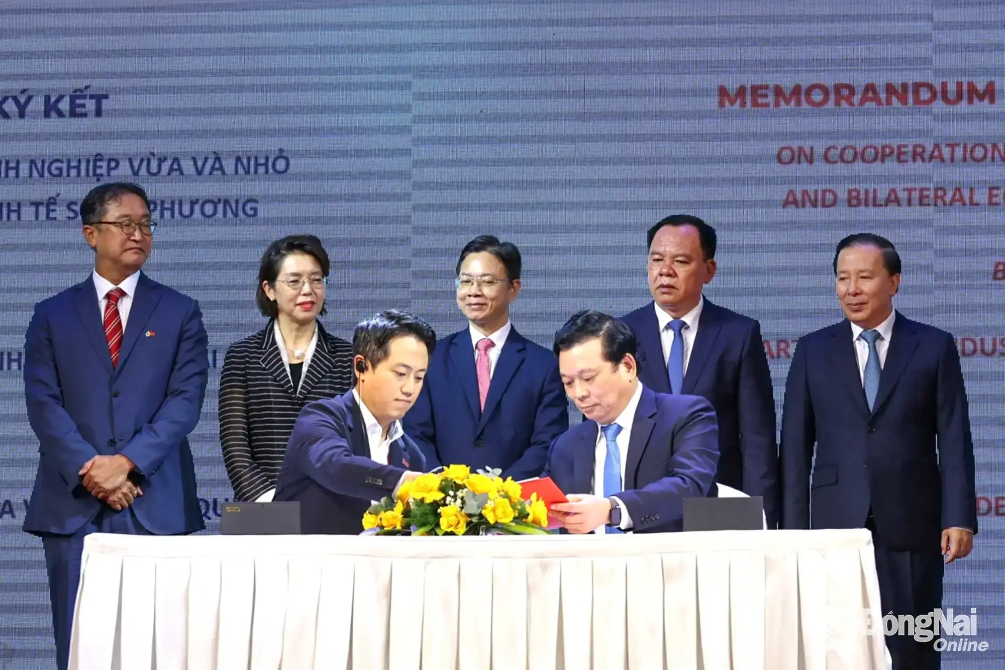 Representatives of Dong Nai and RoK sign a cooperation agreement to promote the development of small and medium-sized enterprises and  strengthen bilateral economic ties. Photo: Ngoc Lien


