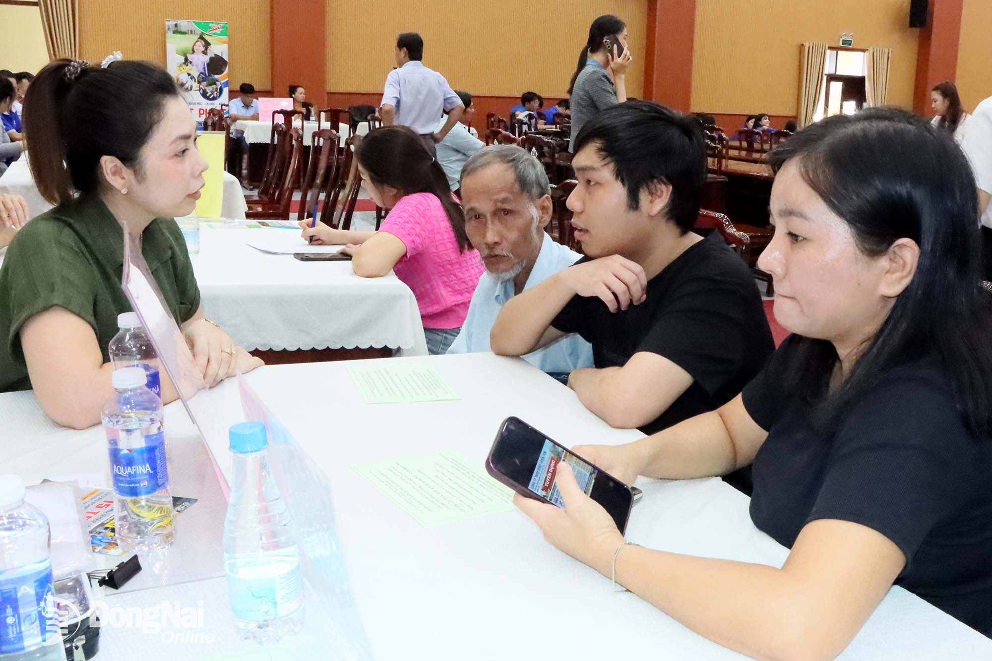 Students and job seekers visit recruitment booths to inquire about job openings and submit applications. Photo: Quang Minh

