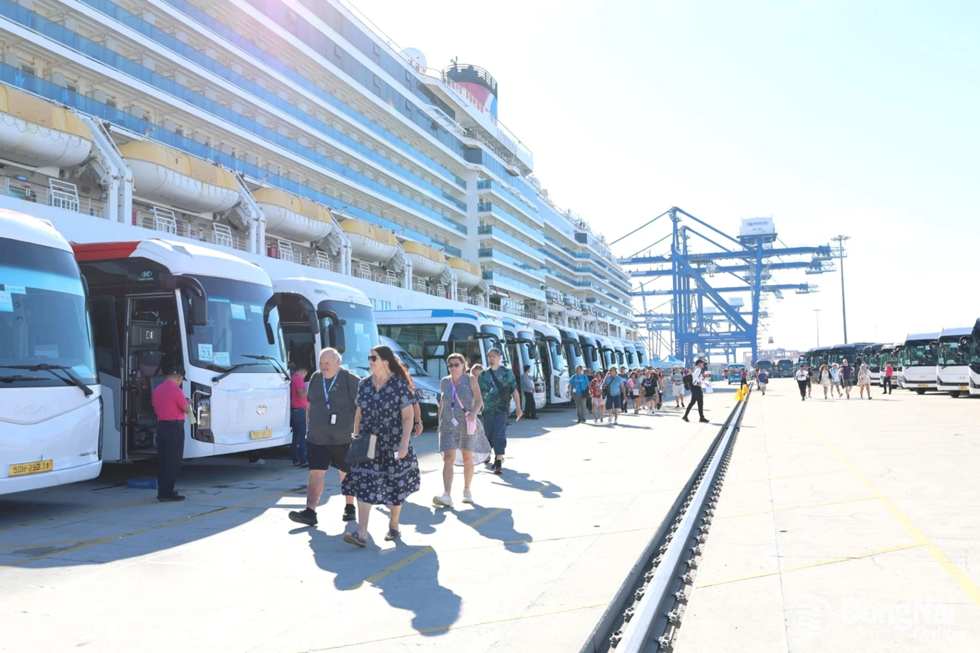 Passengers disembark and board vehicles for shore excursions. Photo: Ngoc Lien