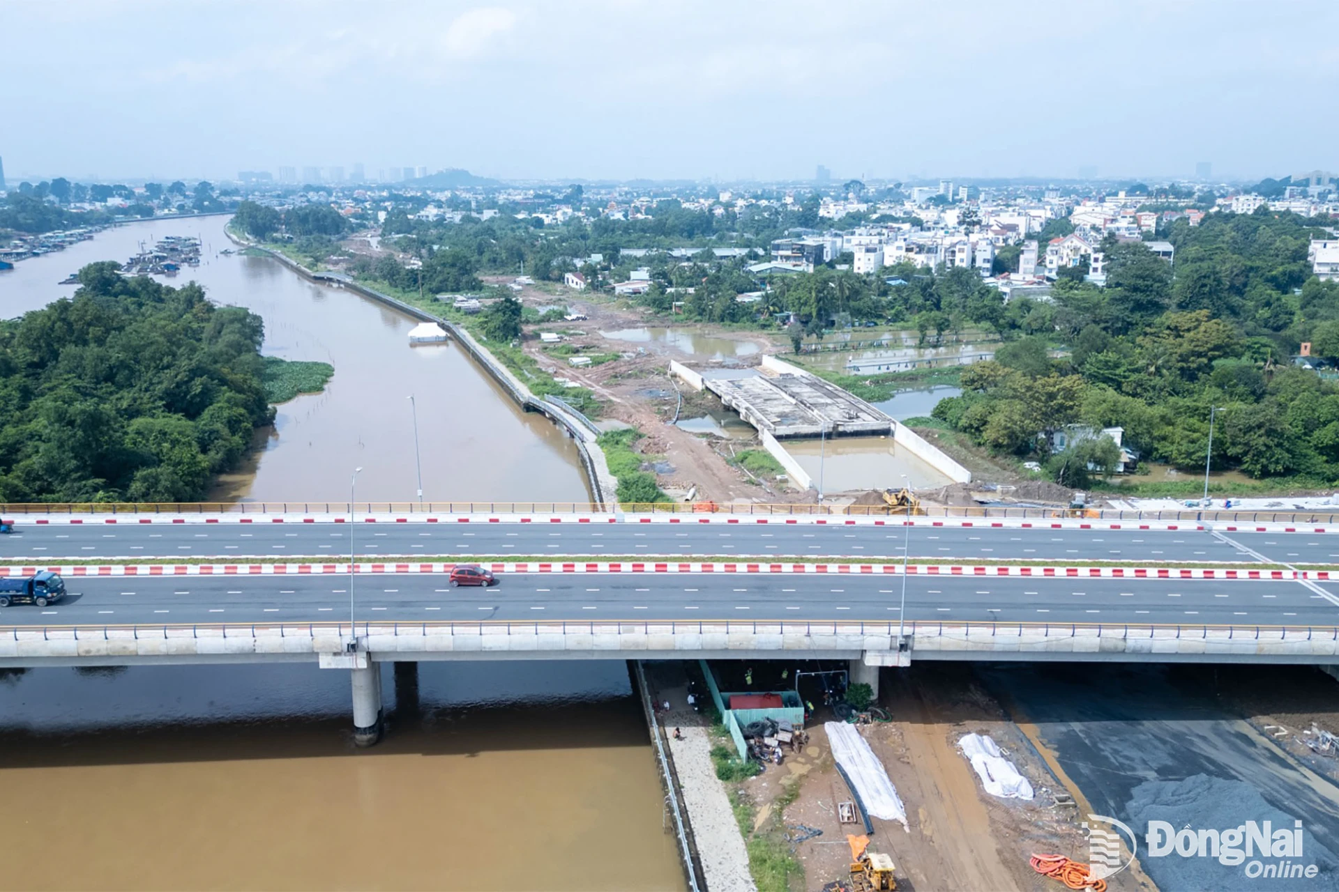 Cầu Thống Nhất đã thông xe, trong khi bên dưới, các hạng mục của đường ven sông Cái tiếp tục được đẩy nhanh, từng bước hoàn thiện mạng lưới giao thông khu vực. Ảnh: Xuân Lượng 