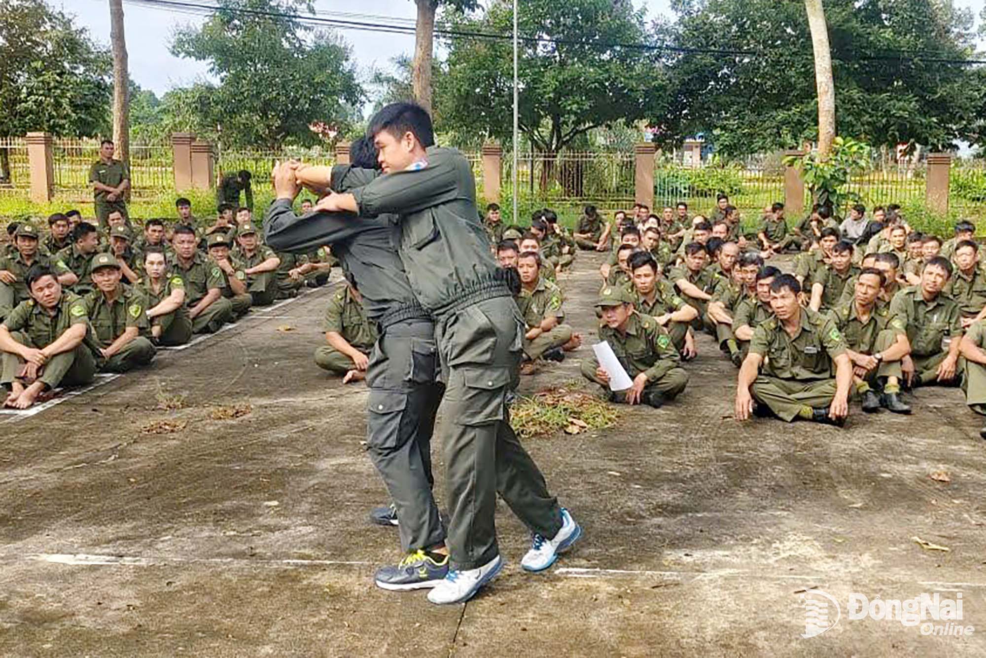 Cán bộ Công an thành phố hướng dẫn kỹ thuật, chiến thuật và võ thuật Công an nhân dân  cho lực lượng tham gia bảo vệ an ninh, trật tự ở cơ sở xã Cẩm Mỹ.

