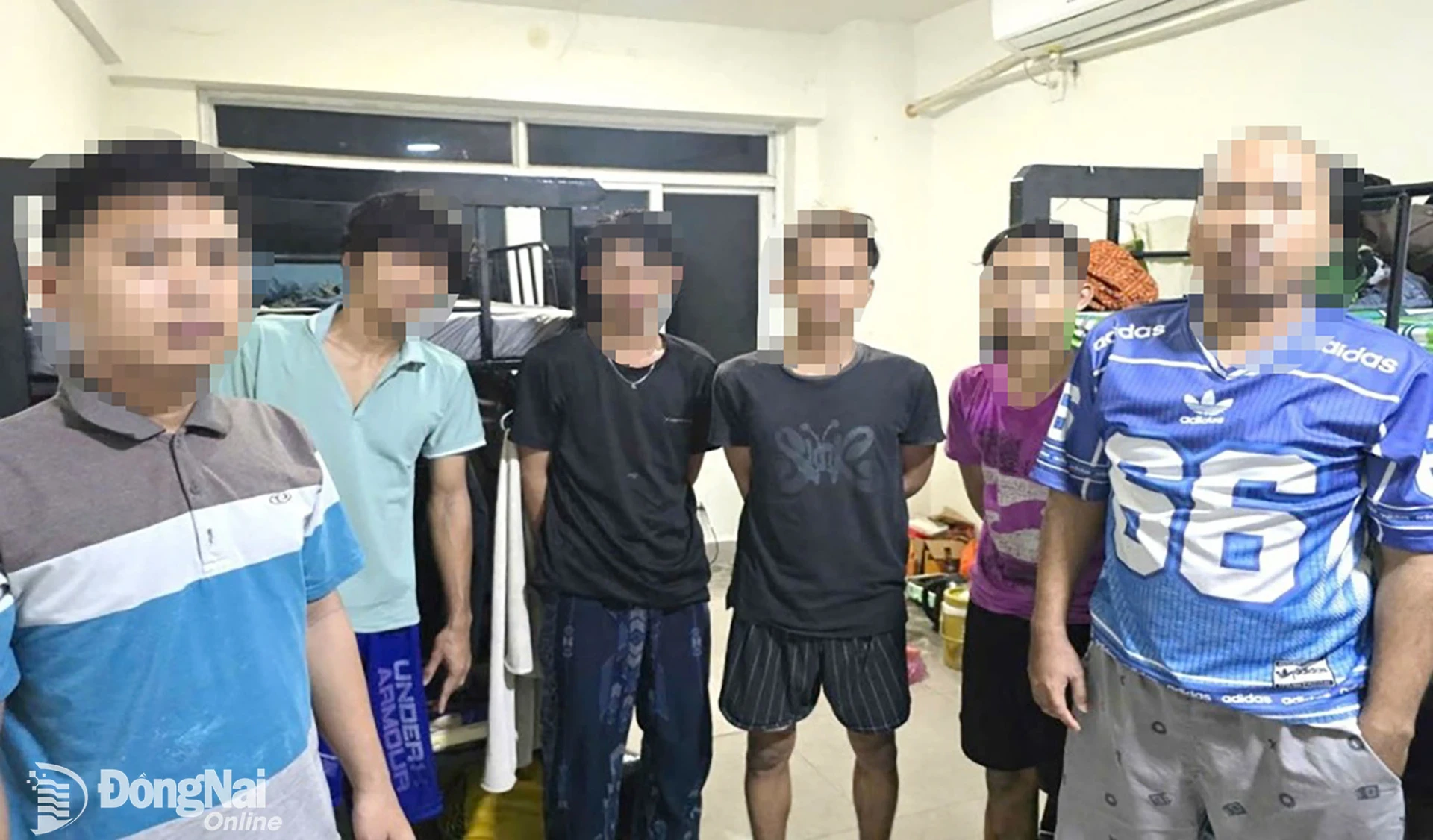 Nhóm người nước ngoài làm việc trái phép được phát hiện tại một doanh nghiệp ở Khu công nghiệp Đồng Xoài III. Ảnh: CATP

