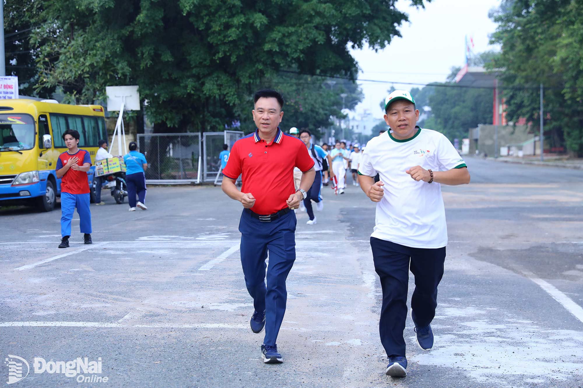 Phó Giám đốc Sở Văn hóa, Thể thao và Du lịch Nguyễn Khắc Vĩnh (áo đỏ) chạy về đích. Ảnh: Huy Anh