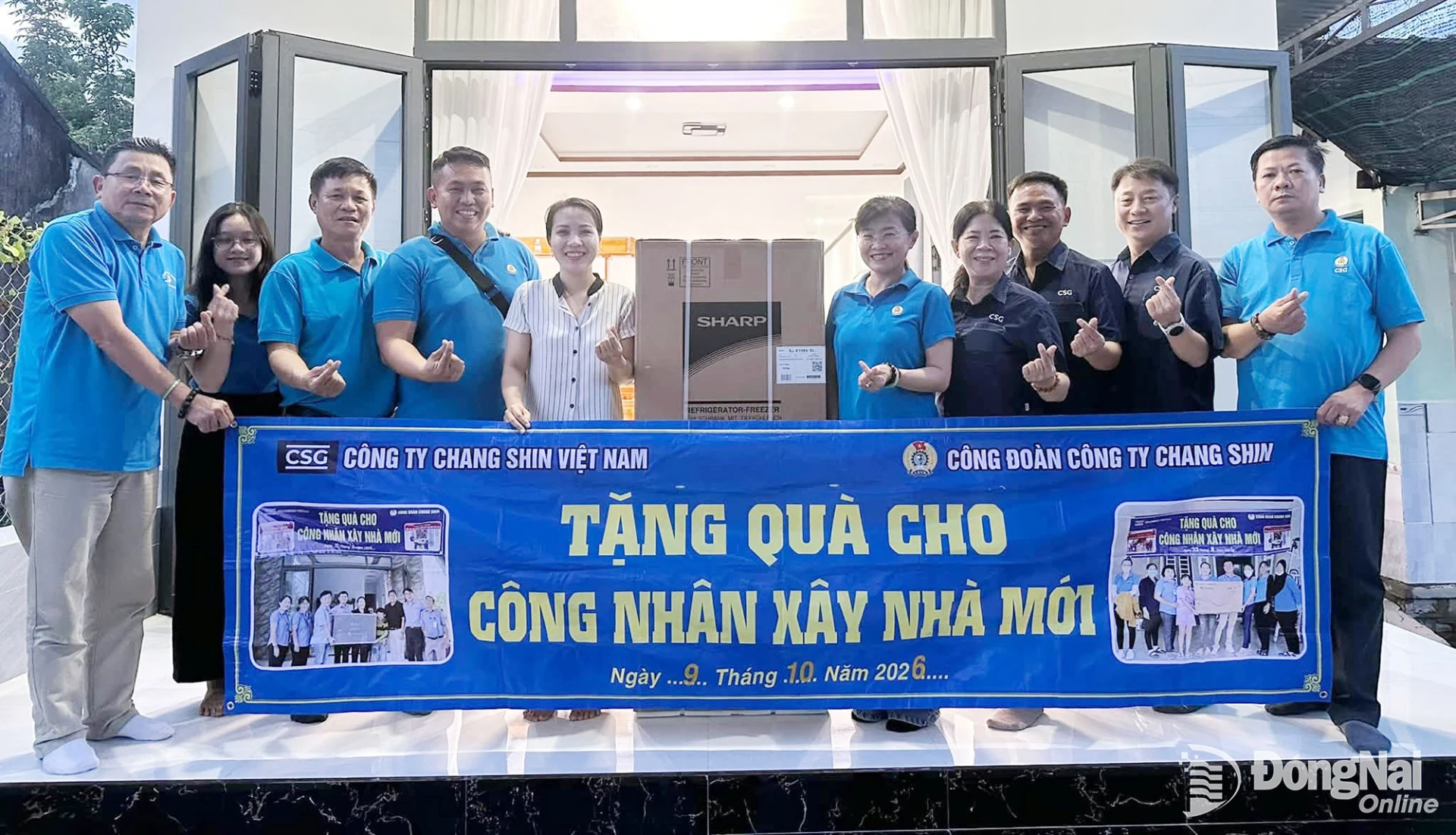 Anh Nguyễn Đức Hưng (thứ 4 từ trái qua) tham gia cùng Công đoàn Công ty TNHH Chang Shin Việt Nam trao quà cho công nhân xây nhà mới. Ảnh: NVCC