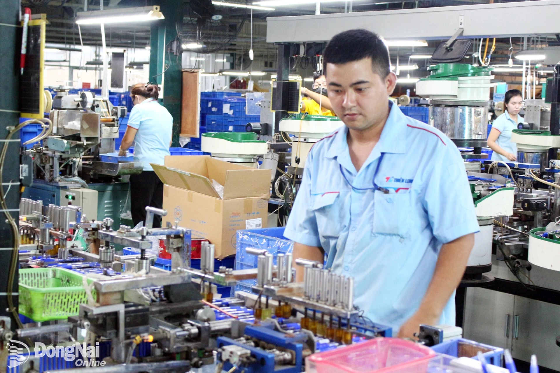 Công nhân Công ty TNHH Sản xuất thương mại Thiên Long Long Thành (xã An Phước) làm chủ dây chuyền sản xuất hiện đại.

