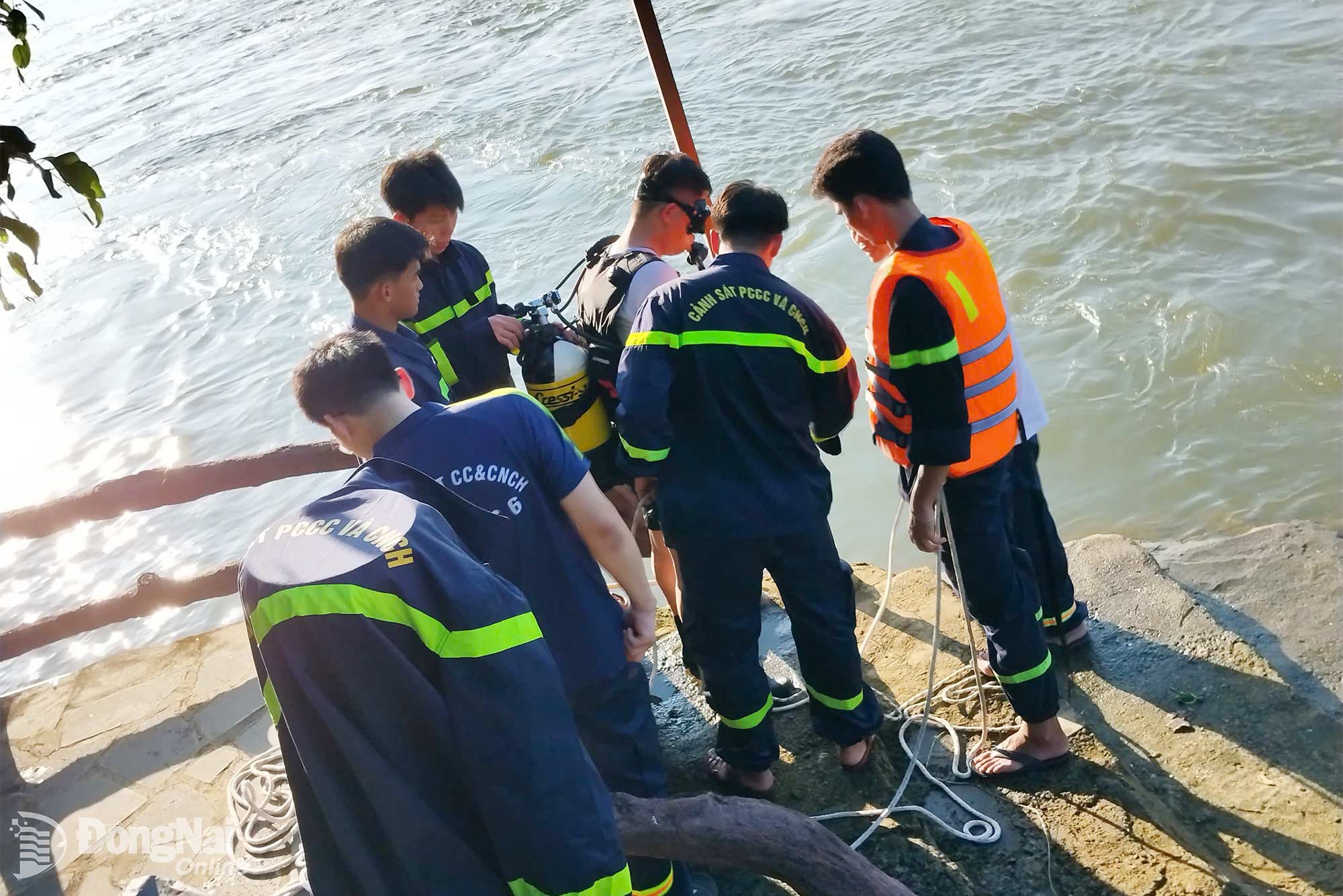 Các chiến sĩ Phòng Cảnh sát phòng cháy, chữa cháy và cứu nạn, cứu hộ Công an thành phố sử dụng trang bị chuyên dụng tiến hành tìm kiếm nạn nhân bị đuối nước. Ảnh: CTV