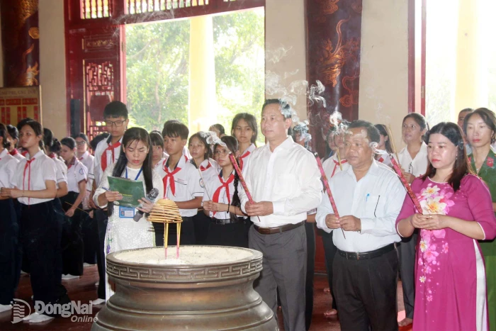 Đoàn đại biểu tham dự Diễn đàn trẻ em dâng hương tại Văn miếu Trấn Biên