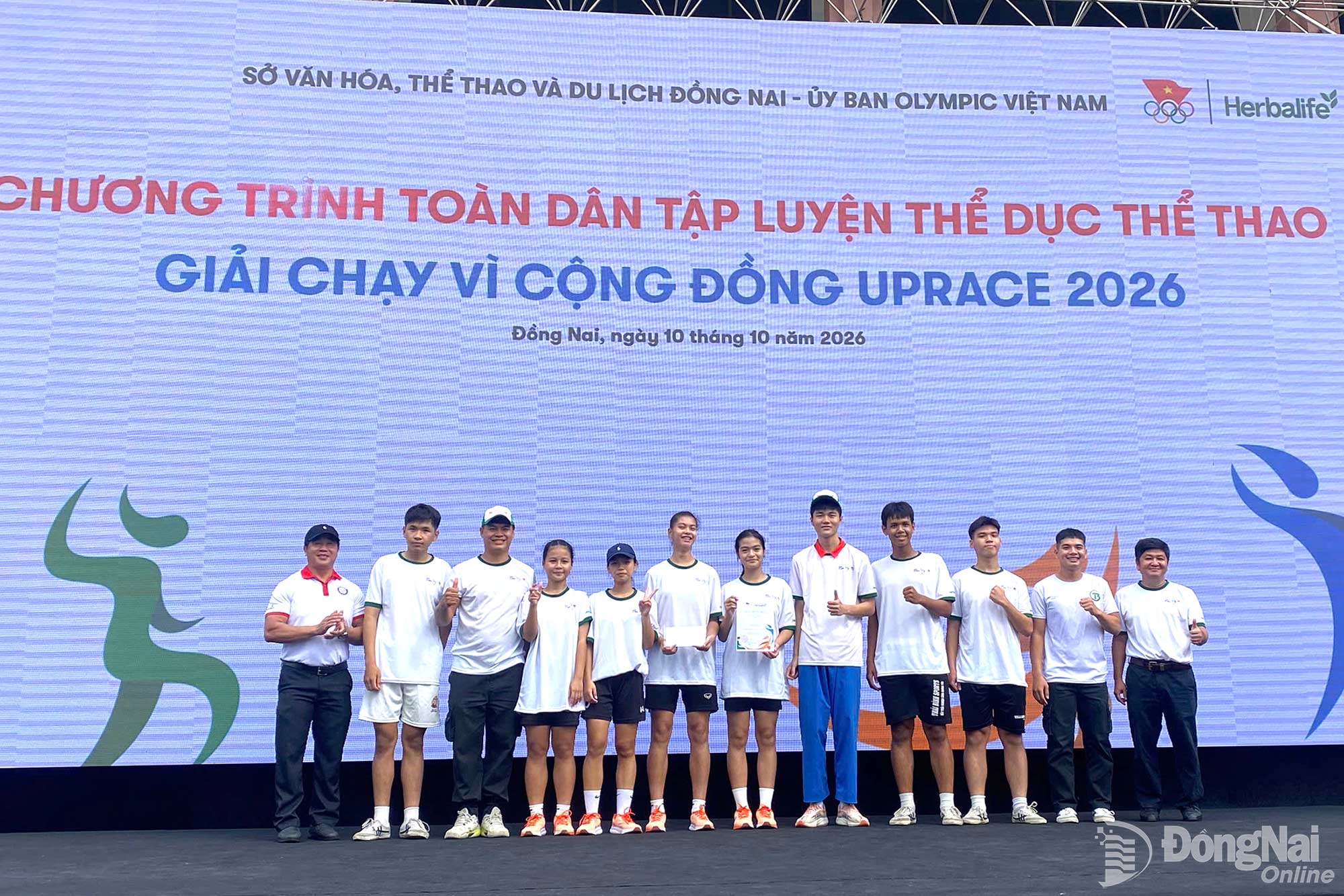 Ban tổ chức trao giải cho các đội đạt thành tích xuất sắc trong môn kéo co. Ảnh: CTV