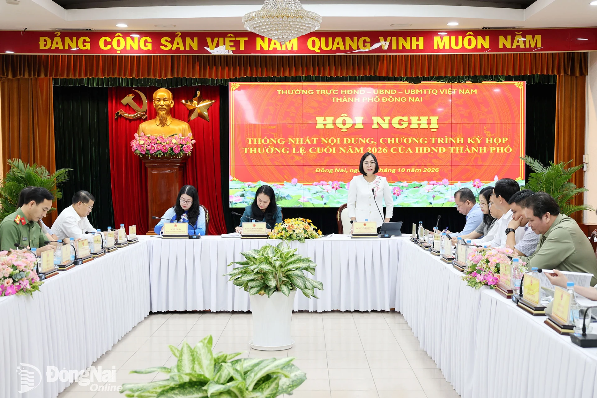  Thành ủy viên, Phó Chủ tịch UBND thành phố Nguyễn Thị Hoàng phát biểu tại hội nghị. Ảnh: Hồ Thảo