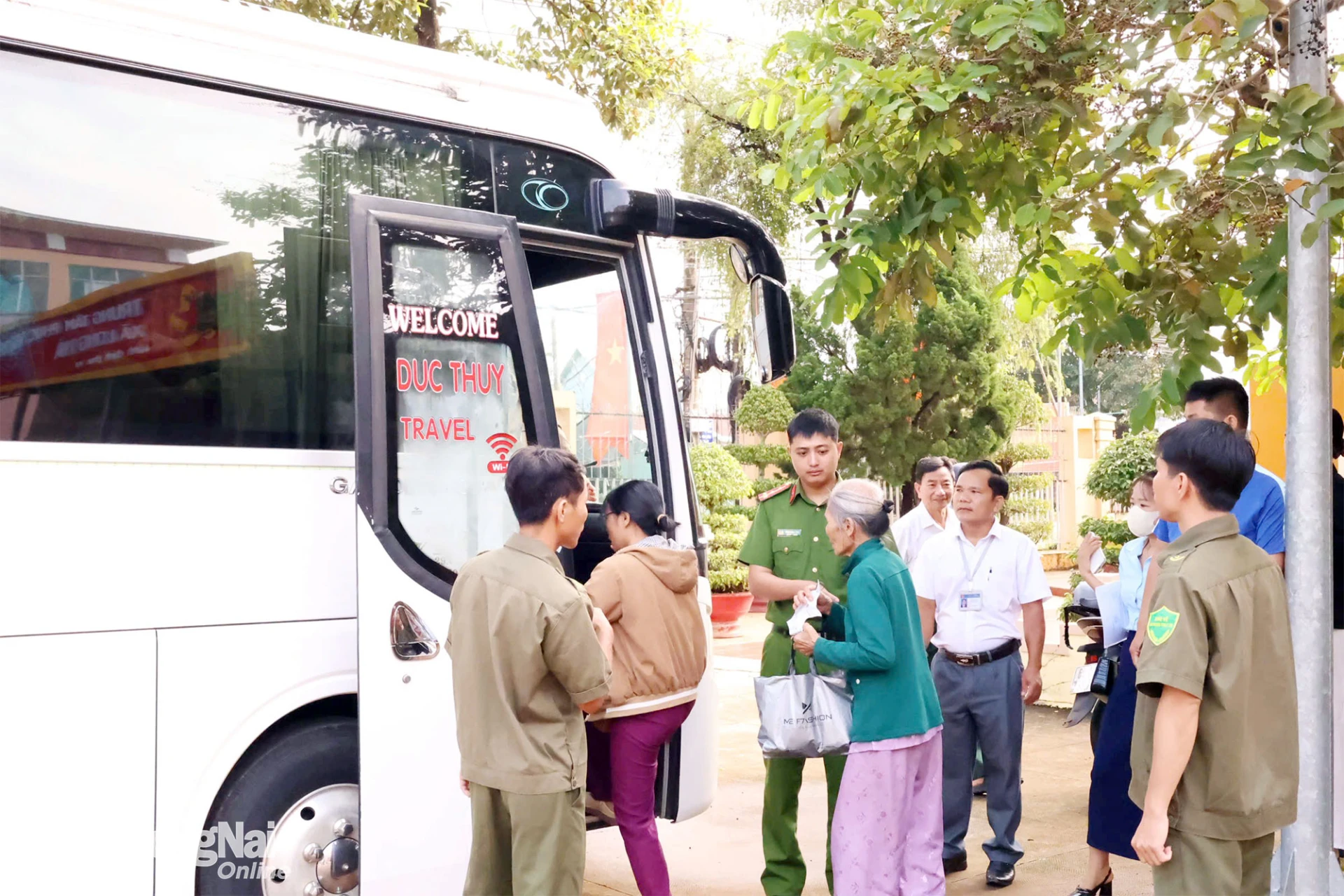 Xã Long Hà tổ chức đưa đón thân nhân liệt sĩ đi lấy mẫu giám định ADN. Ảnh: Phạm Yến