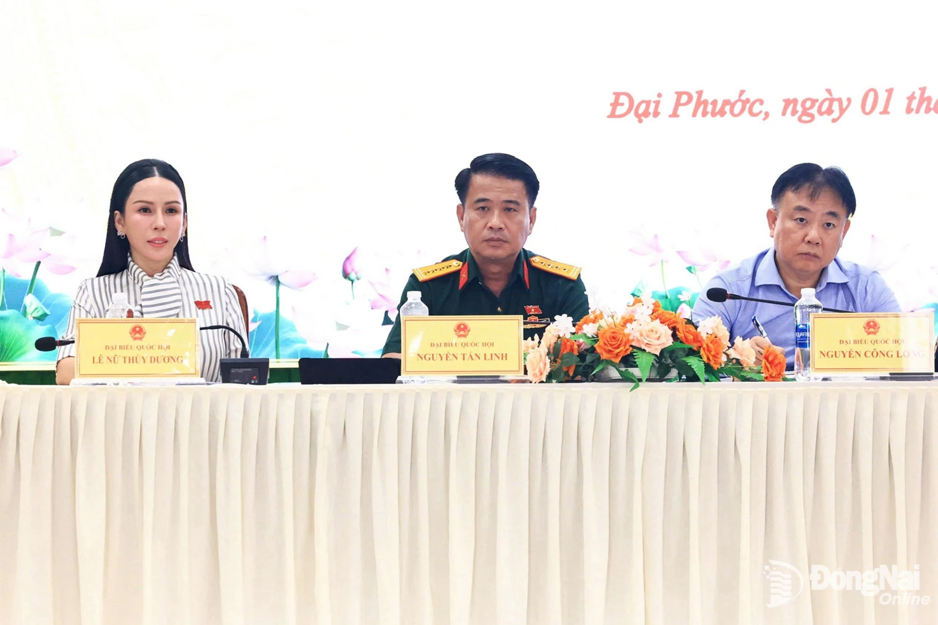 Các đại biểu thuộc Tổ đại biểu Quốc hội đơn vị số 3, thành phố Đồng Nai tiếp xúc cử tri tại xã Đại Phước. Ảnh: Nguyệt Hà