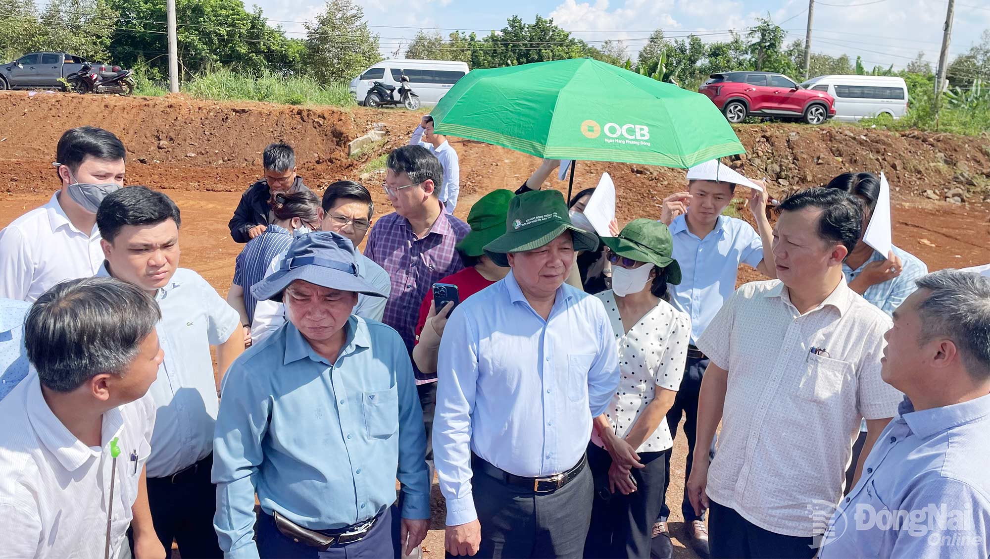 Tran Van Mi, Member of the City Party Committee and Vice Chairman of the City Peoples Council, and members of the delegation listen to a report on the projects implementation progress. Photo: Pham Quang