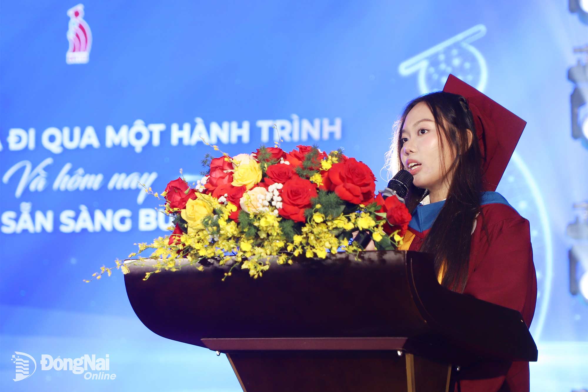 Đại diện tân khoa phát biểu tri ân thầy cô trong ngày nhận bằng tốt nghiệp. Ảnh: Công Nghĩa