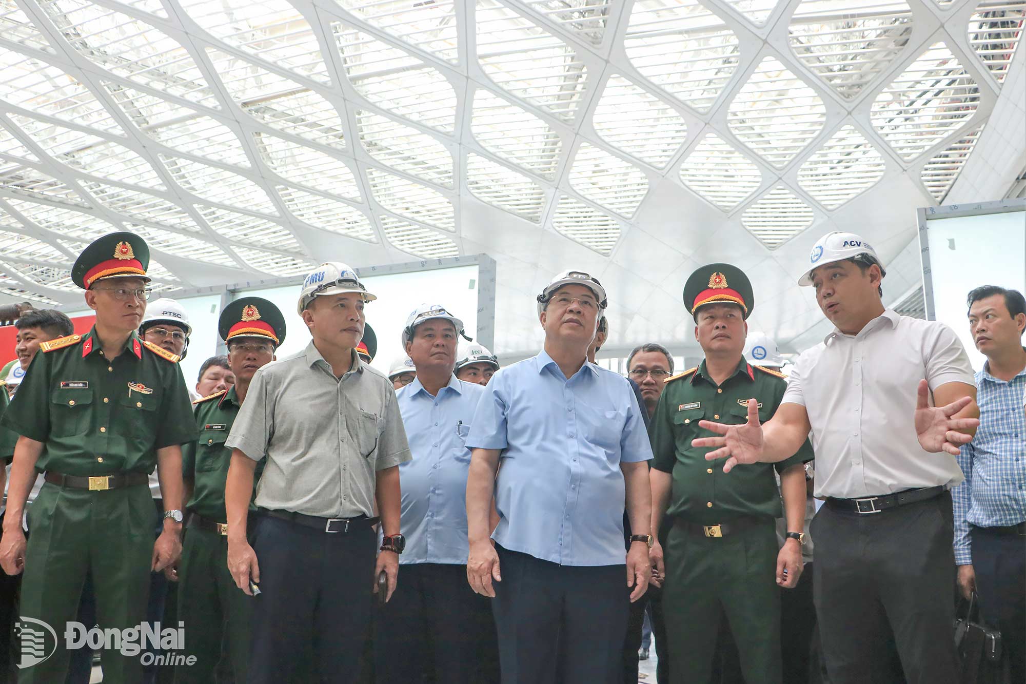 Leaders of Airports Corporation of Vietnam report on the progress of the Long Thanh Airport passenger terminal to Politburo Member and Standing Deputy Prime Minister Pham Gia Tuc and the delegation. Photo: Pham Tung

