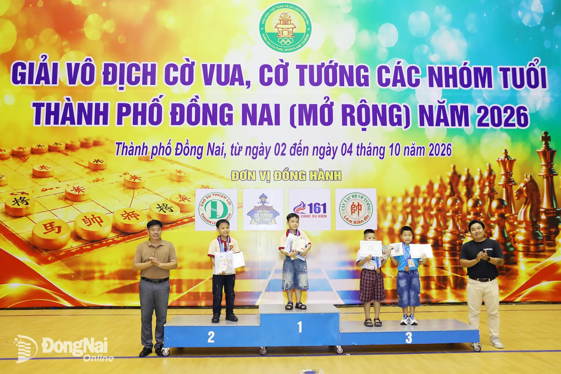 Ban tổ chức, nhà tài trợ trao giải cho các vận động viên đạt thành tích cao tại giải. Ảnh: Huy Anh