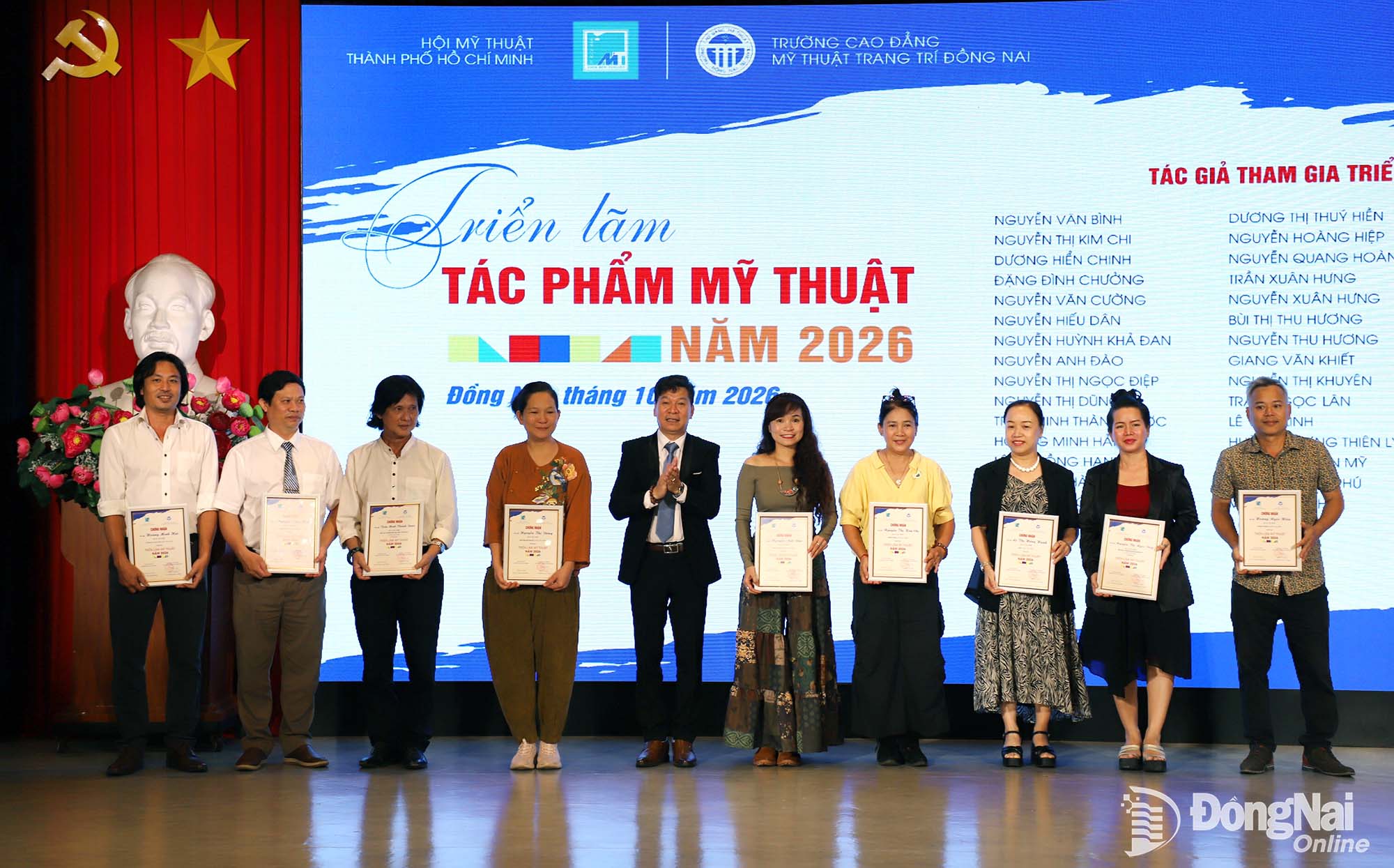 Dr. Truong Duc Cuong, Rector of Dong Nai College of Decorative Arts, presents certificates to artists and artisans participating in the exhibition. Photo: My Ny

