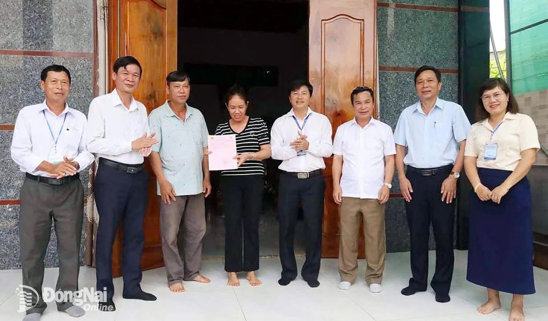 Leaders of the Commune Party Committee and the Commune Peoples Committee hand over an initial land use rights certificate to the household of Tran Van Vinh in Duc Phong Village, Bu Dang Commune.

