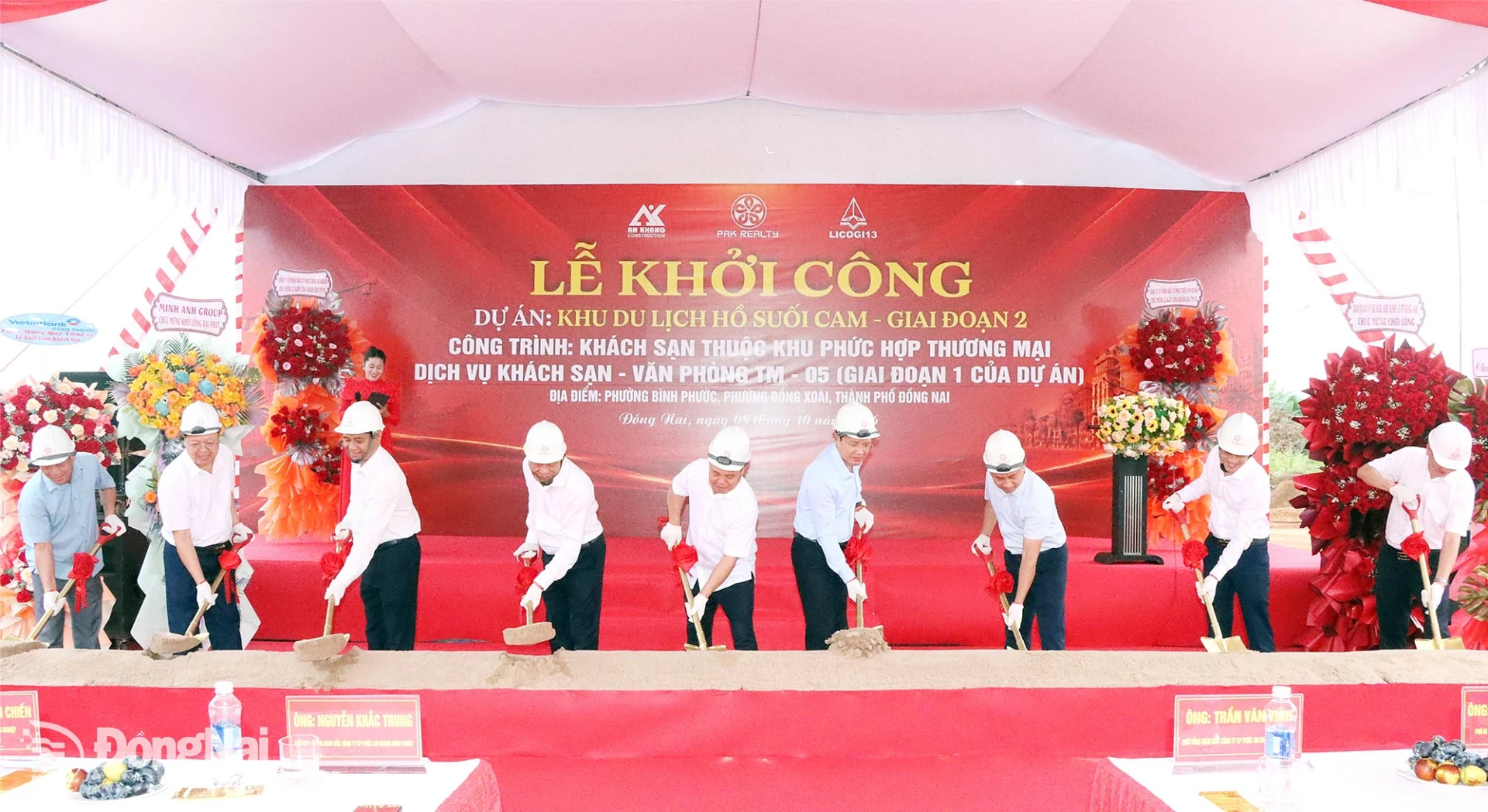 Đại biểu thực hiện nghi thức khởi công xây dựng dự án. Ảnh: Quang Minh