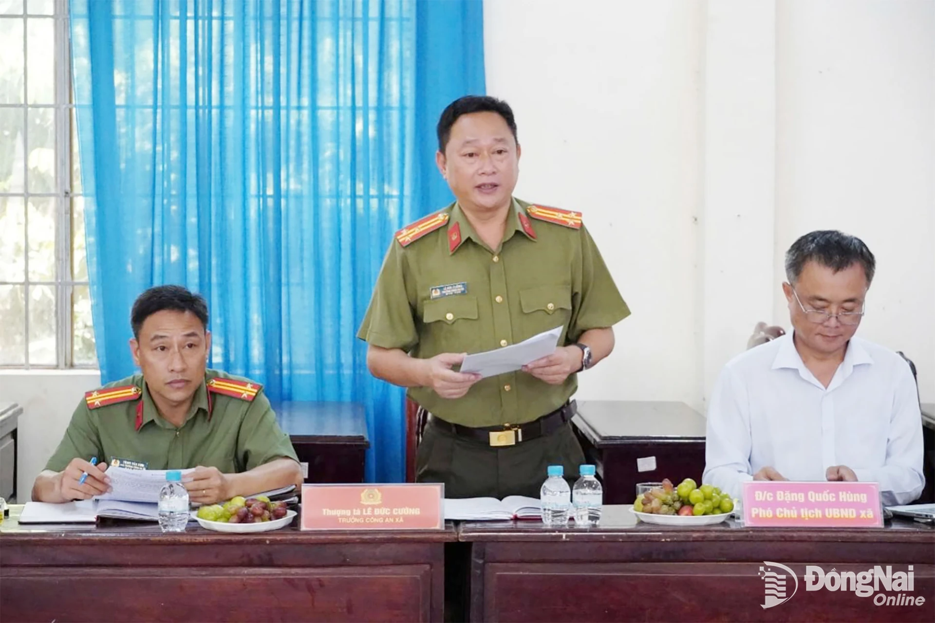 Thượng tá Lê Đức Cường, Bí thư Đảng ủy, Trưởng Công an xã Nha Bích phát biểu tại buổi làm việc. Ảnh: Bá Lợi

