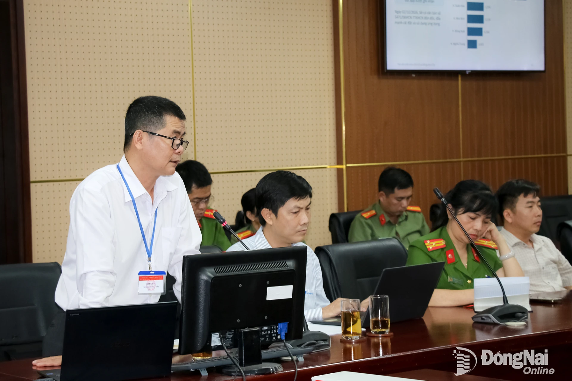 A representative of the DoST reports on the progress of deploying platform and application at the meeting. Photo: Hai Quan

