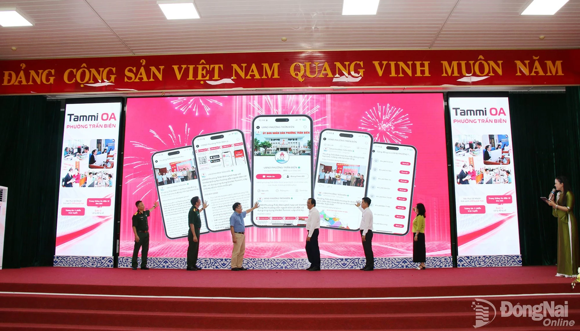 Các đại biểu thực hiện nghi thức nhấn nút ra mắt nền tảng Tammi OA - Chính quyền số phường Trấn Biên. Ảnh: Hải Quân