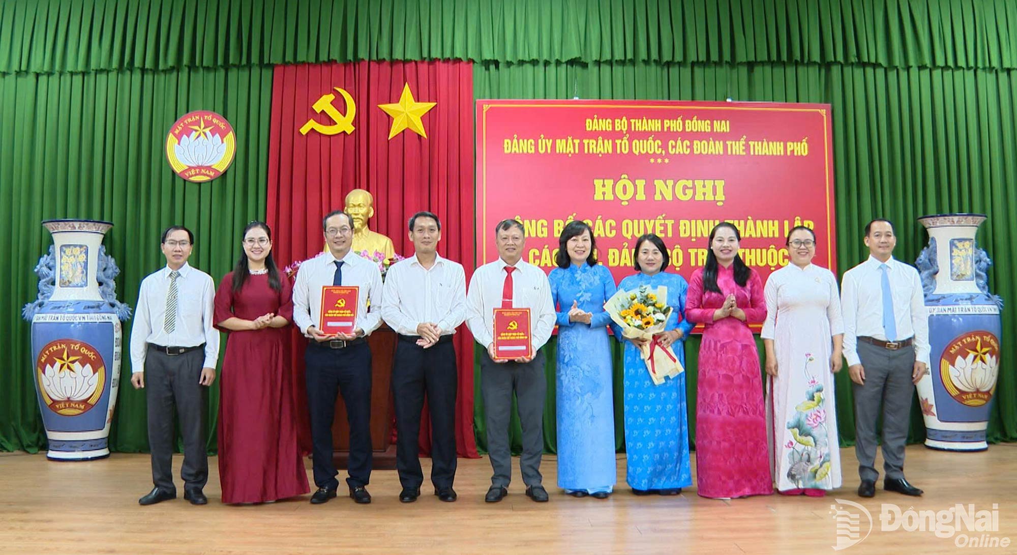 Phó Bí thư Thành ủy, Bí thư Đảng ủy MTTQ, các đoàn thể thành phố, Chủ tịch Ủy ban MTTQ Việt Nam thành phố Huỳnh Thị Hằng và Thành ủy viên, Phó Trưởng ban Tổ chức Thành ủy Đỗ Đức Hòa trao quyết định thành lập Đảng bộ Cơ quan Ủy ban MTTQ Việt Nam thành phố. Ảnh: Quốc Vũ