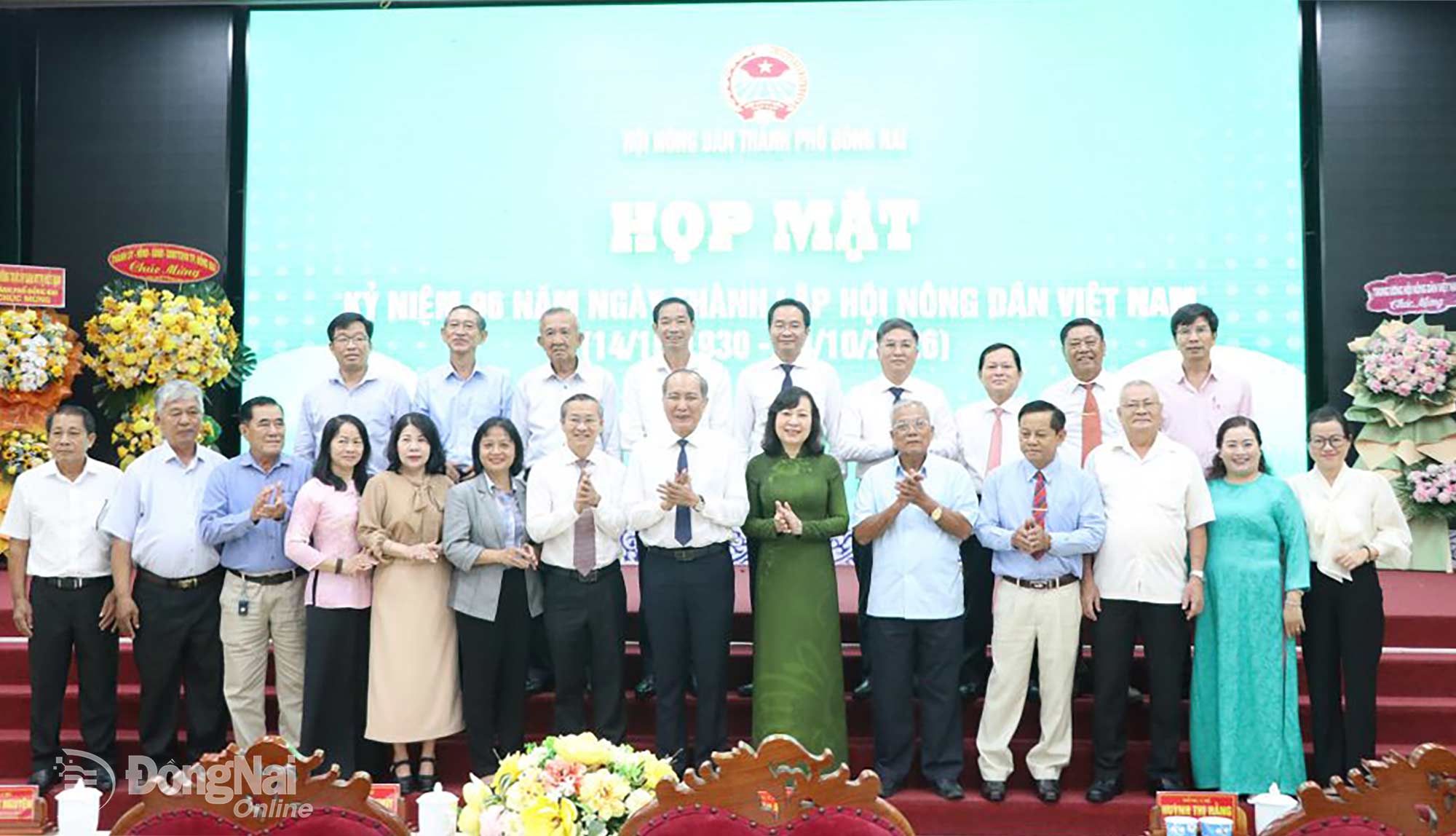 Lãnh đạo thành phố chụp hình tại lễ kỷ niệm 96 năm Ngày thành lập Hội Nông dân Việt Nam. Ảnh: Tố Tâm