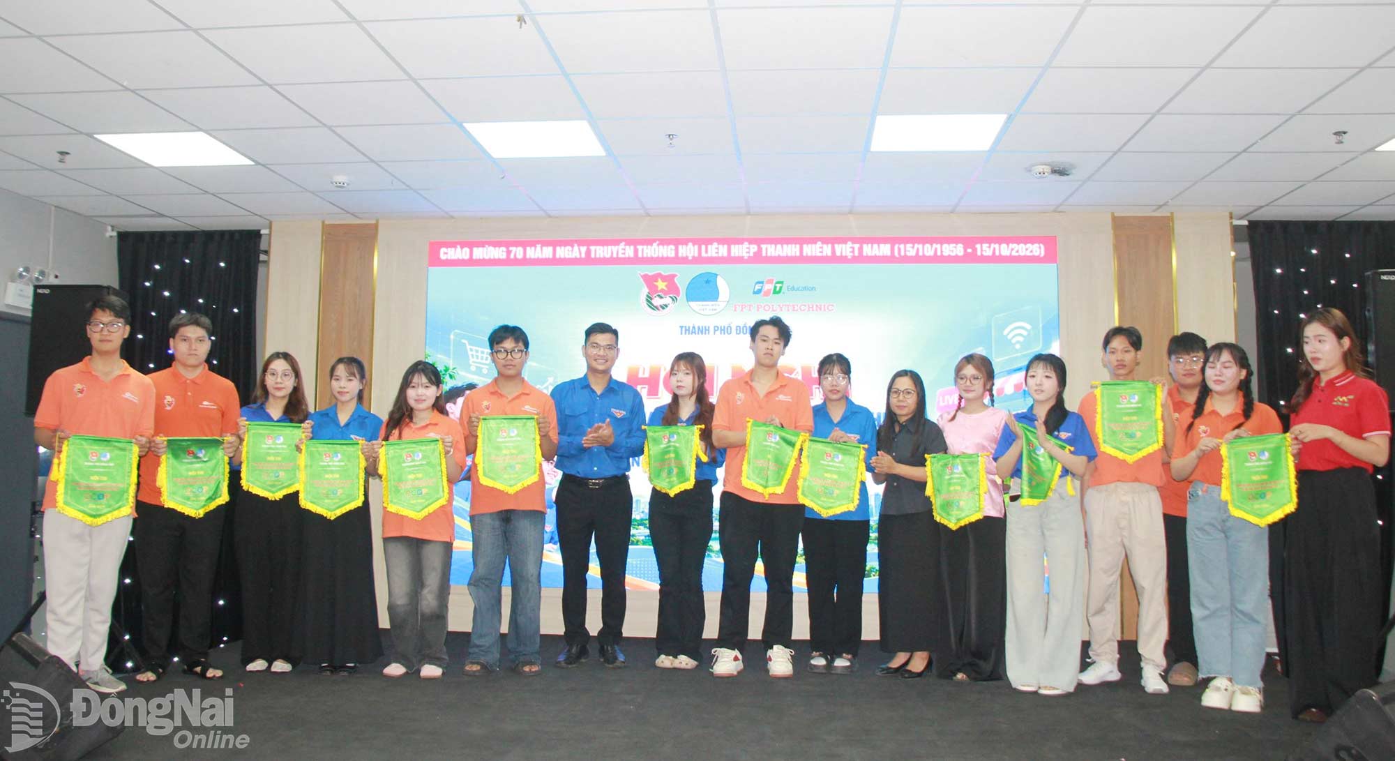 Ban tổ chức trao cờ lưu niệm cho các đội tham gia hội thi. Ảnh: Nga Sơn