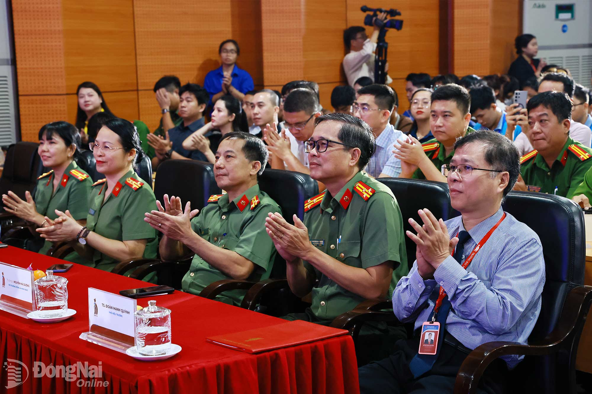 Đại diện Công an thành phố Đồng Nai và Trường đại học Công nghệ Đồng Nai dự chương trình phát động. Ảnh: Công Nghĩa