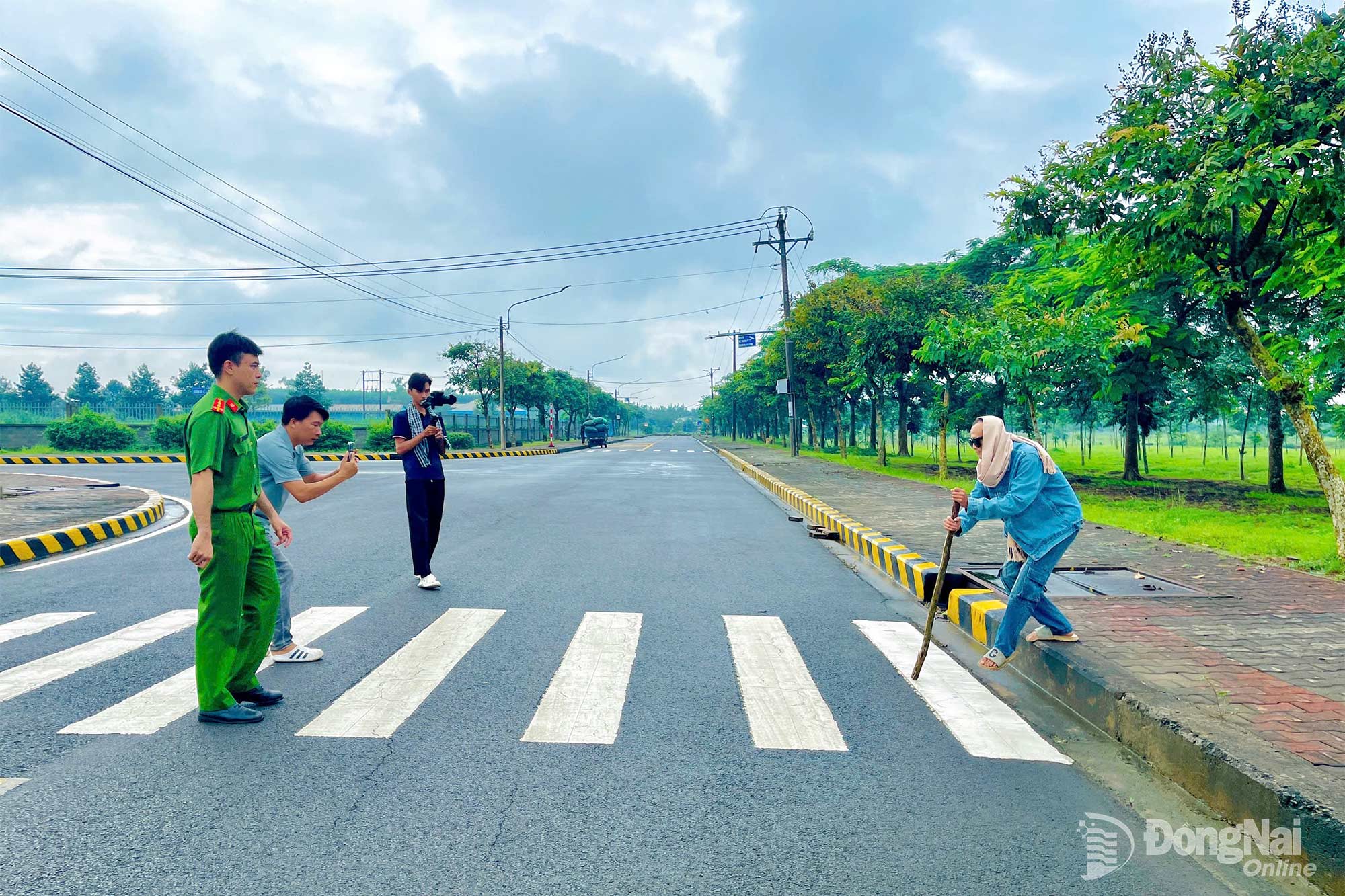 Hậu trường thực hiện video clip tuyên truyền pháp luật của Công an xã Xuân Phú, thành phố Đồng Nai. Ảnh: ĐVCC