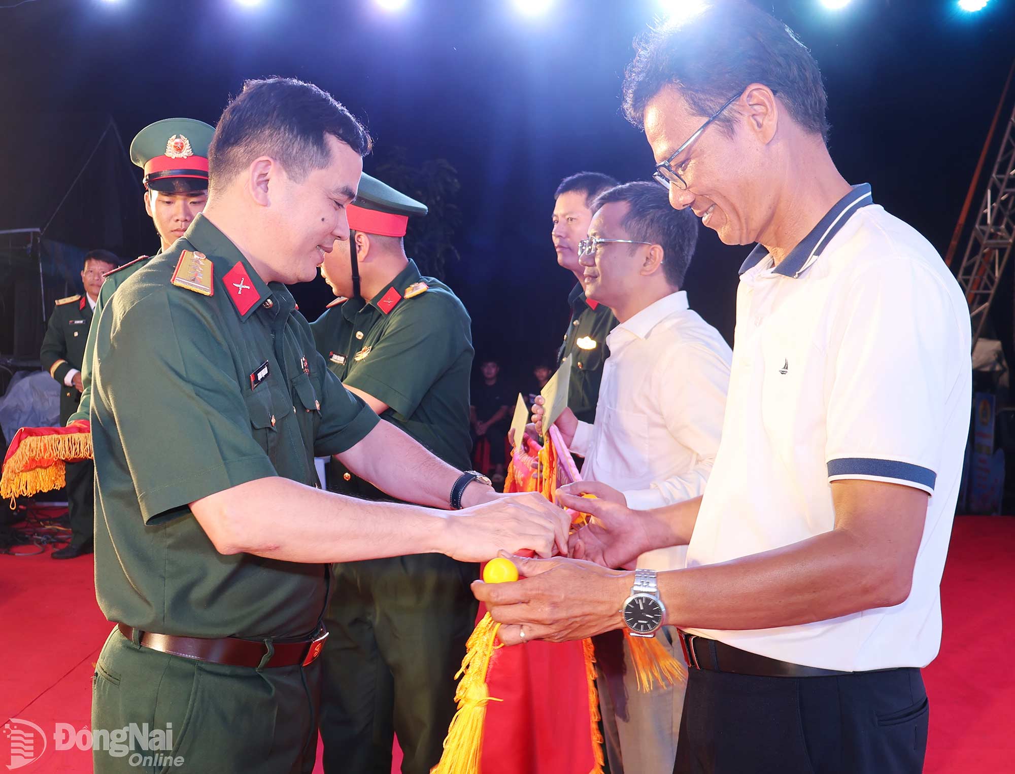 Đại tá Trịnh Phạm Hòa trao giải nhất cho đội thi của Liên đoàn Lao động thành phố Đồng Nai. Ảnh: Nguyệt Hà