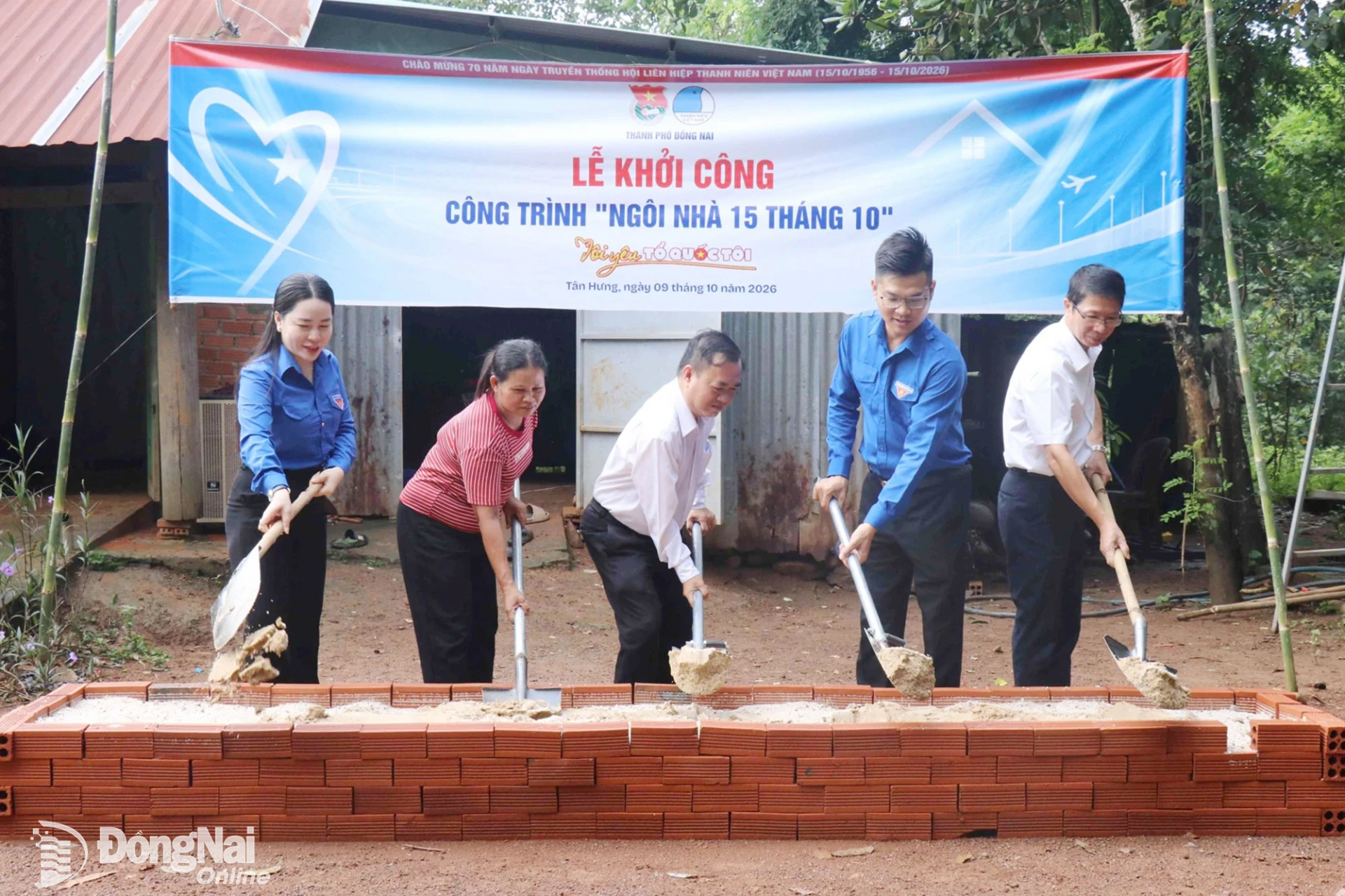 Delegates perform the groundbreaking ceremony for the construction of Thi Bes house (wearing a red T-shirt) in Tan Hung Commune. Photo: Ngoc Huyen

