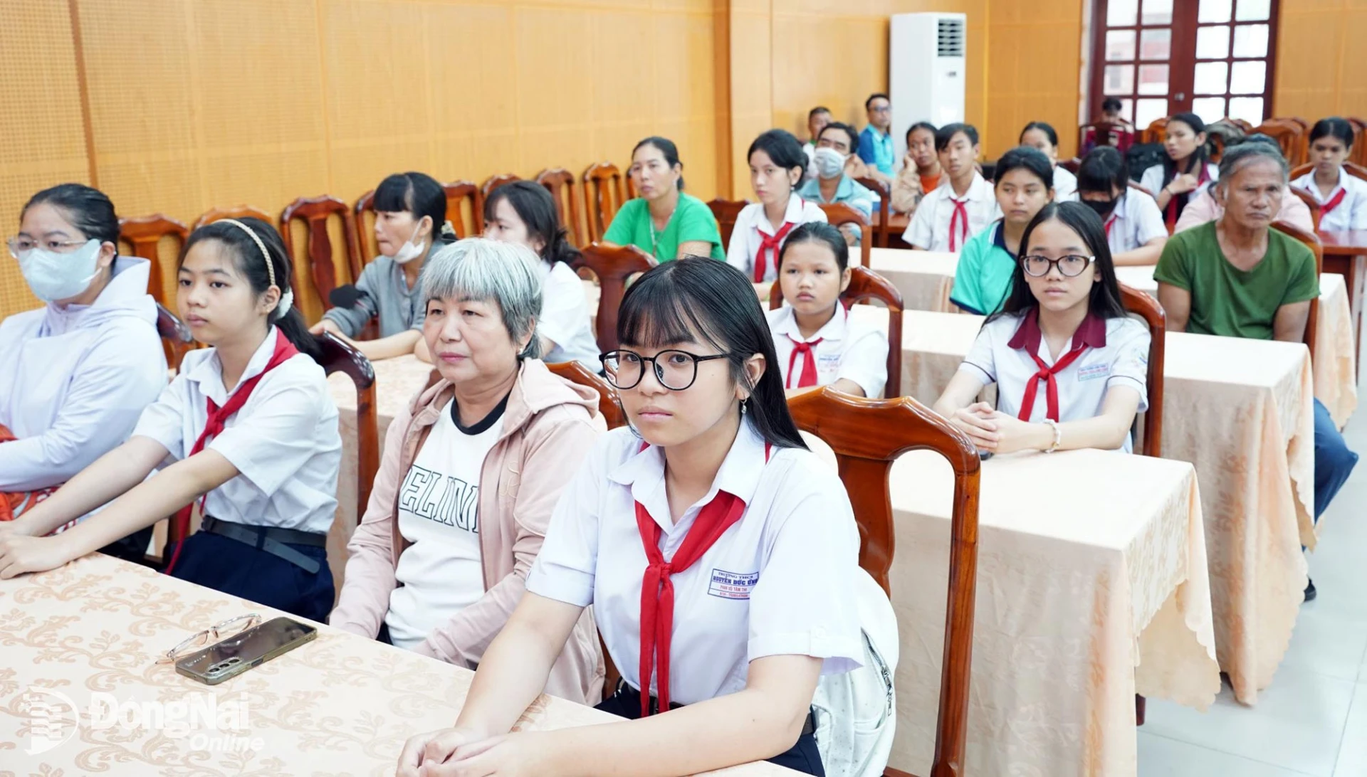 Lãnh đạo phường Long Thành và các thí sinh cùng học sinh dự lễ trao học bổng. Ảnh: ĐPCC