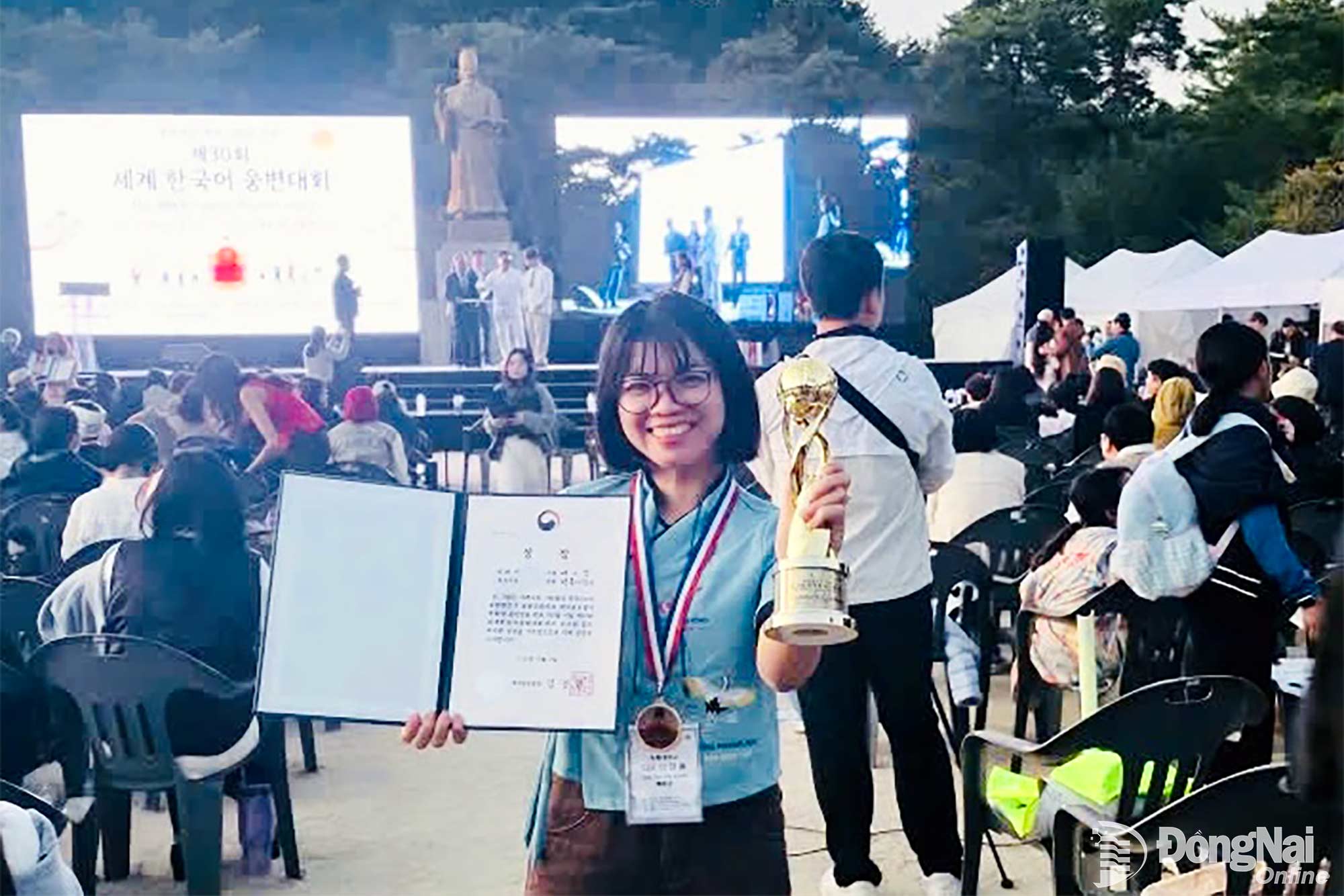 A representative of Lac Hong University’s student team receives the award at the contest.

