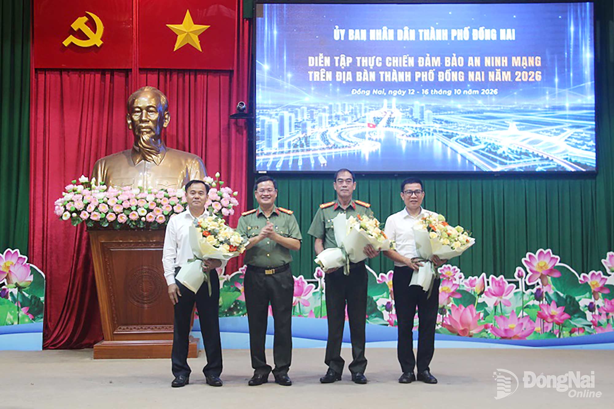 Lãnh đạo Công an thành phố tặng hoa cho đại diện các đơn vị tham gia diễn tập. Ảnh: Trần Danh