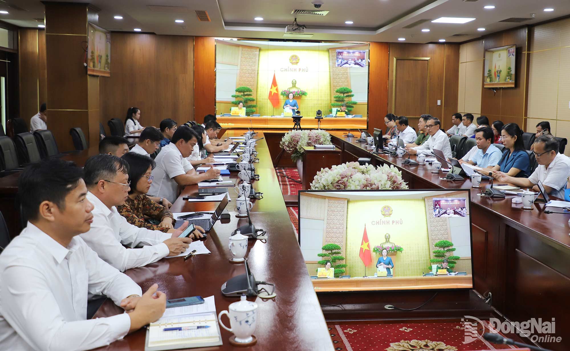 Các đại biểu tại điểm cầu Đồng Nai nghe Phó Thủ tướng Chính phủ Phạm Thị Thanh Trà phát biểu kết luận tại hội nghị. Ảnh: My Ny
