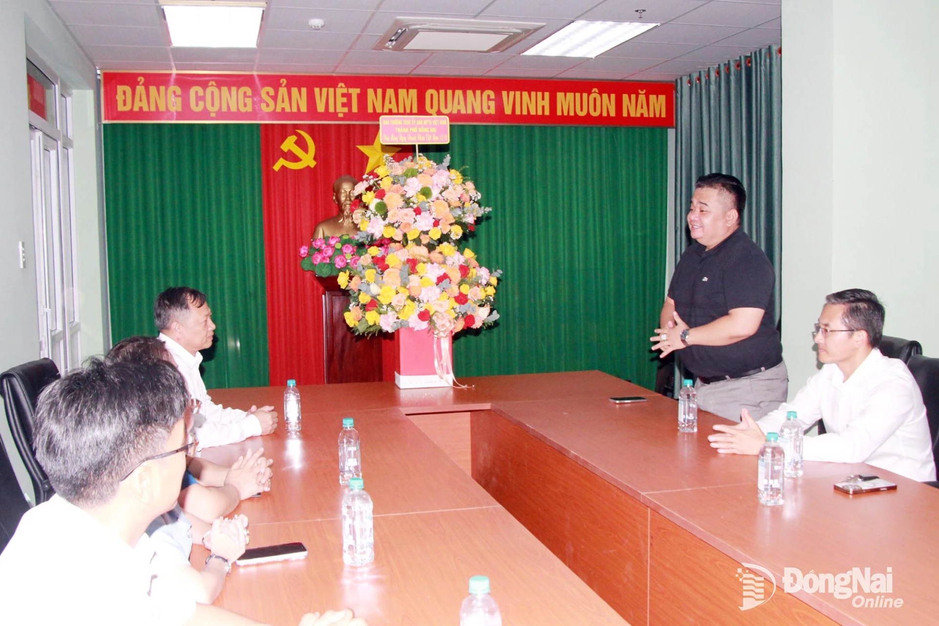 A representative of the Dong Nai Young Entrepreneurs’ Association expresses appreciation for the city’s VFF Committee’s support on Vietnam Entrepreneurs’ Day. Photo: Nga Son.

