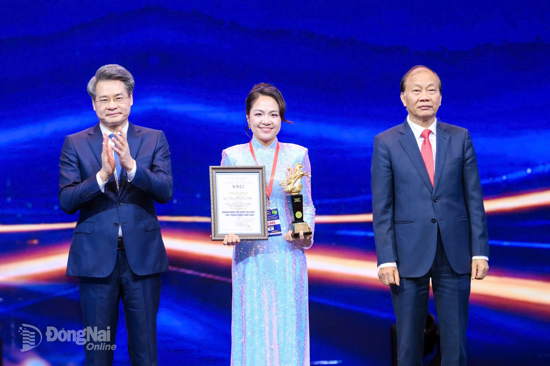 Doanh nhân Trần Thị Vũ Hậu, Chủ tịch Hội đồng thành viên Tổng công ty Công nghiệp thực phẩm Đồng Nai (DOFICO) nhận Cúp Thánh Gióng năm 2026 của Liên đoàn Thương mại và Công nghiệp Việt Nam (VCCI).
