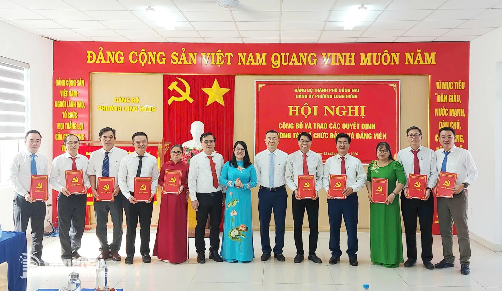 Lãnh đạo Đảng ủy phường Long Hưng trao quyết định và chúc mừng các chi bộ thành lập mới. Ảnh: Xuân Nương