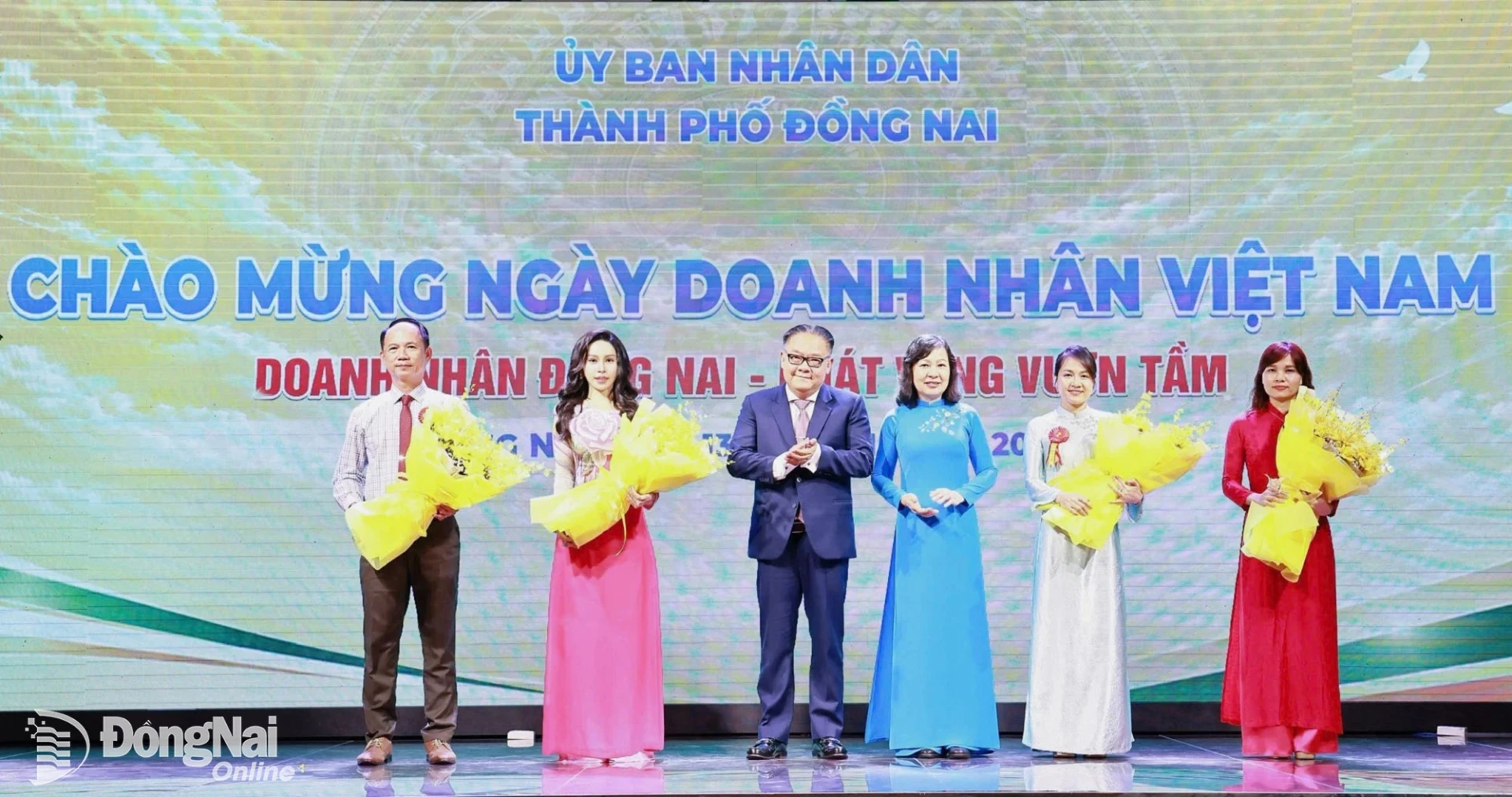 Phó Bí thư Thành ủy, Chủ tịch Ủy ban MTTQ Việt Nam thành phố Đồng Nai Huỳnh Thị Hằng và Ủy viên Ban Thường vụ Thành ủy, Phó Chủ tịch Thường trực UBND thành phố Đồng Nai Nguyễn Kim Long tặng hoa chúc mừng các doanh nhân đạt Cúp Thánh Gióng 2026. Ảnh: Công Nghĩa
