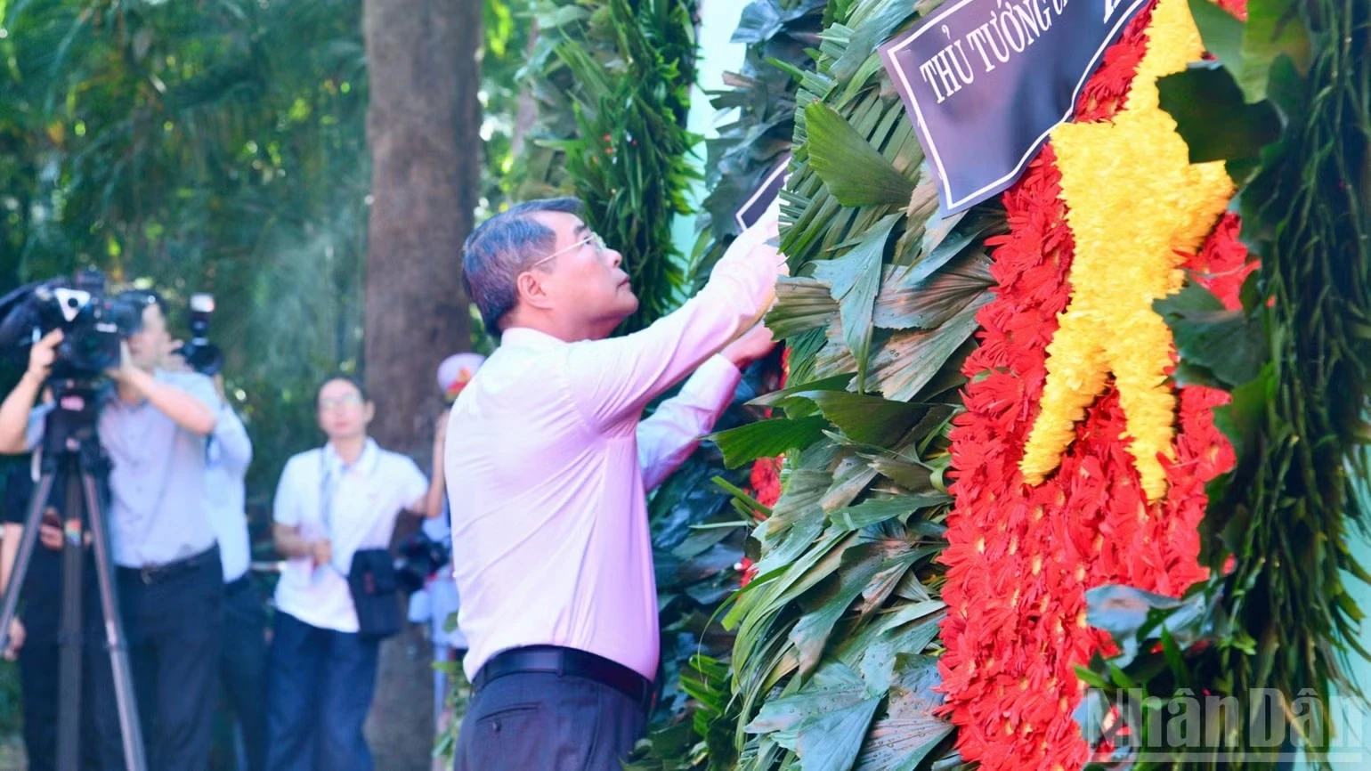 Thủ tướng Lê Minh Hưng thực hiện nghi thức chỉnh hoa trước khi vào viếng tại tượng đài cố Tổng Bí thư Trần Phú. (Ảnh: THANH GIANG)
