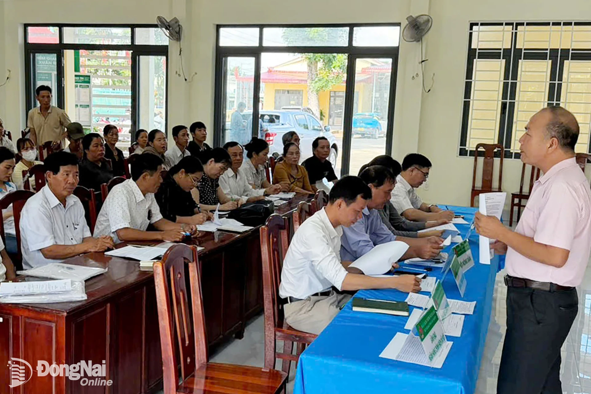 Ông Võ Văn Song, Giám đốc Phòng Giao dịch NHCSXH Cẩm Mỹ tại buổi giao ban với các tổ chức chính trị - xã hội nhận ủy thác và Tổ tiết kiệm và vay vốn tại Điểm giao dịch xã Xuân Đông. Ảnh: Duy Tân

