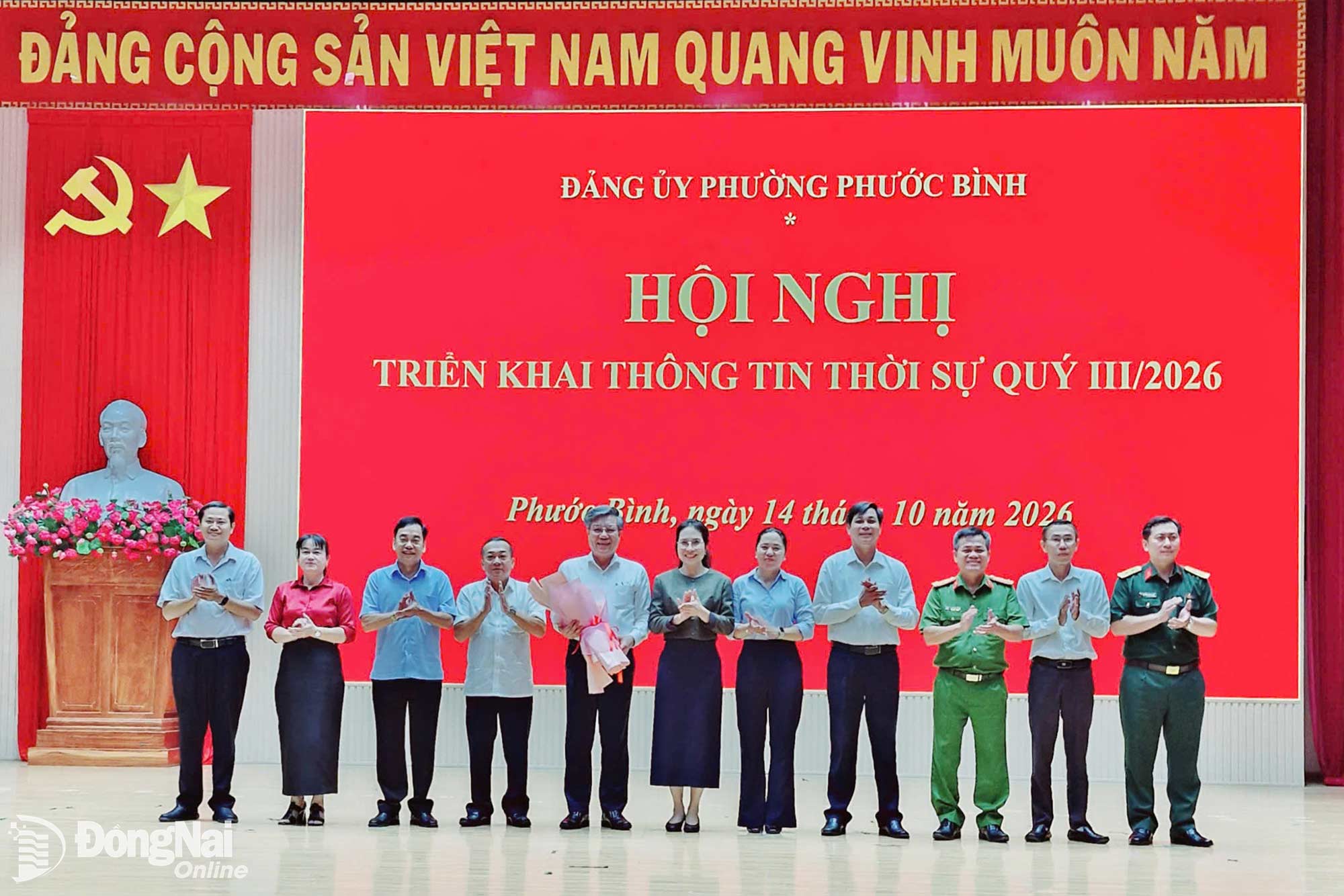 Lãnh đạo phường Phước Bình tặng hoa cảm ơn đồng chí Dương Minh Dũng đã thông tin thời sự đến cán bộ, đảng viên của phường. Ảnh: CTV