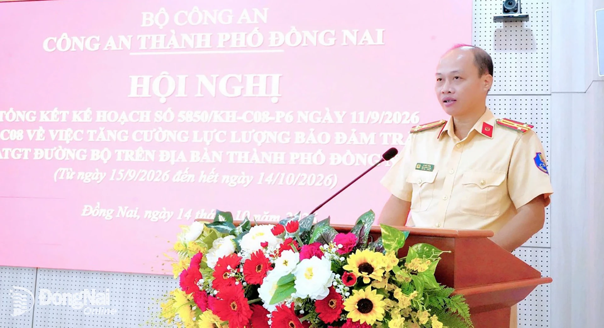 Thượng tá Lê Đức Trình, Phó Trưởng phòng Cảnh sát giao thông Công an thành phố Đồng Nai phát biểu tại hội nghị. Ảnh: Mộc Miên