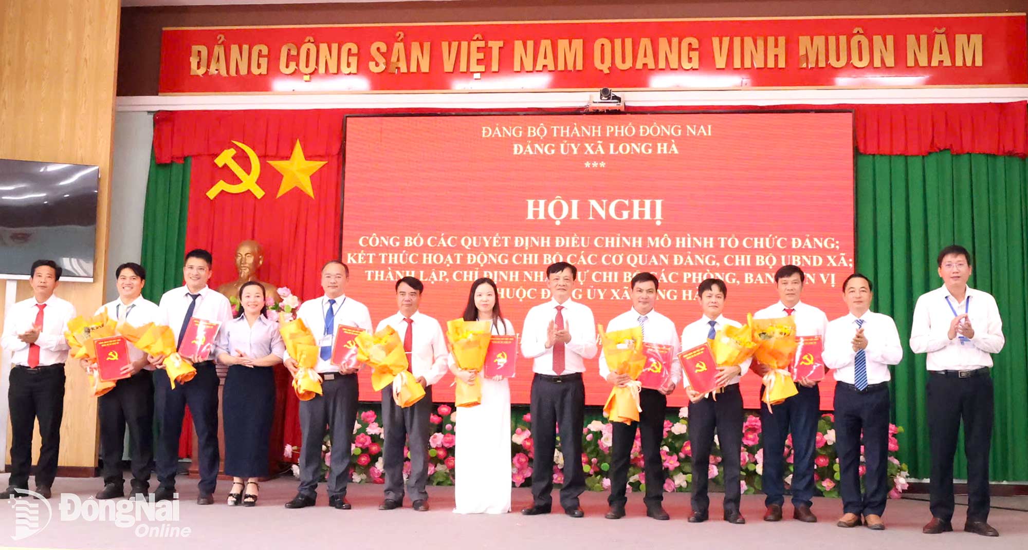 Lãnh đạo Đảng ủy xã trao quyết định thành lập mới 8 chi bộ. Ảnh: Phạm Yến