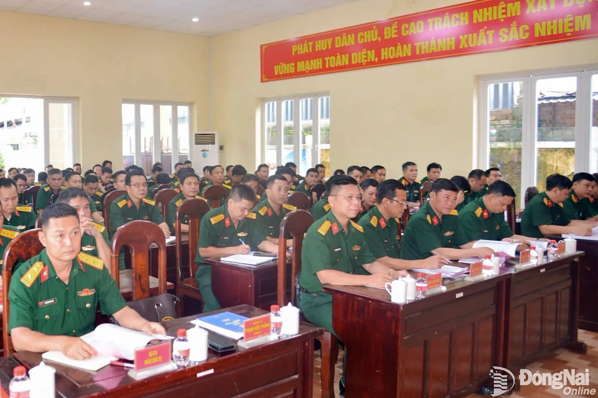 Thủ trưởng Bộ Chỉ huy Quân sự và các cơ quan Bộ Chỉ huy Quân sự thành phố dự hội nghị. Ảnh: ĐVCC