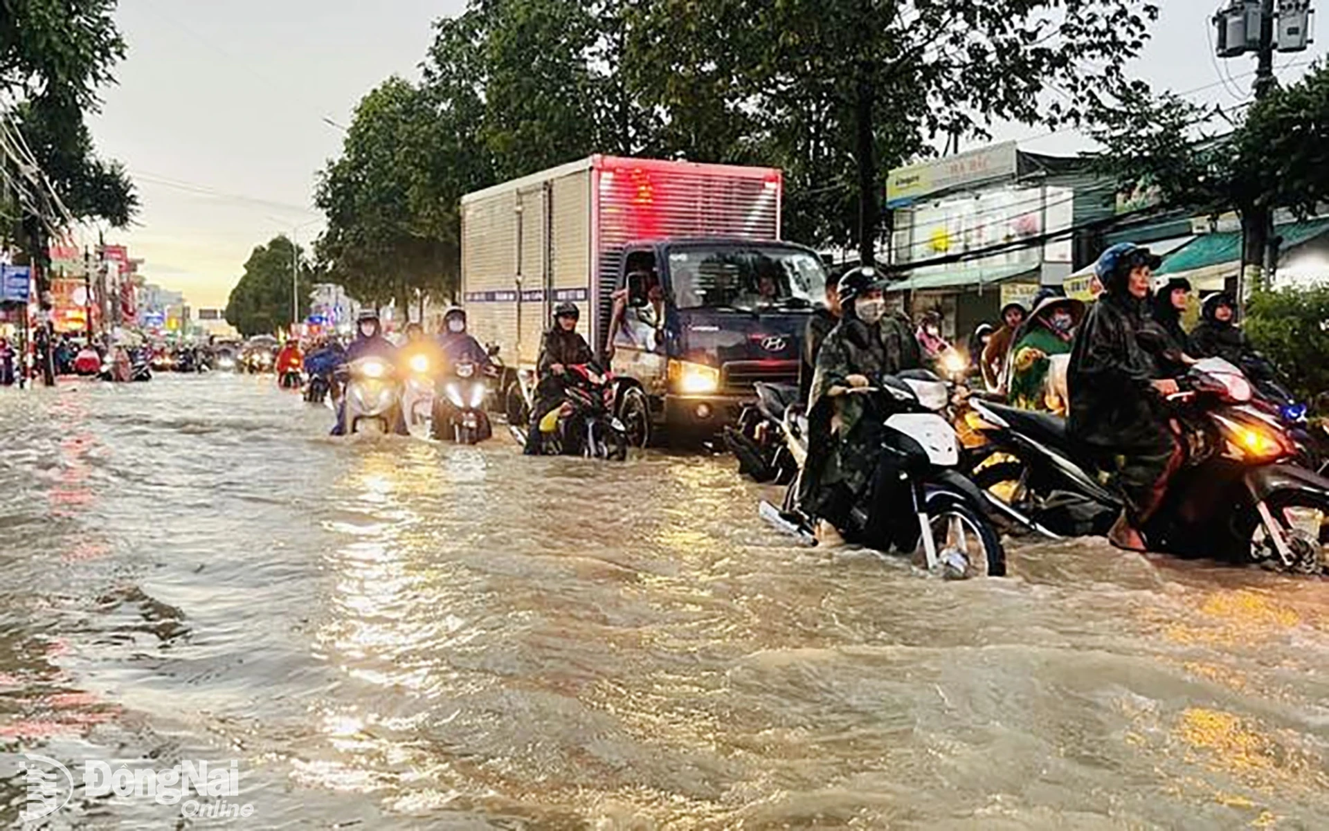 Tình trạng ngập sâu trên đường Đồng Khởi, khu vực Biên Hòa (cũ), gây khó khăn cho các phương tiện lưu thông (Ảnh tư liệu: Báo Người Lao Động).