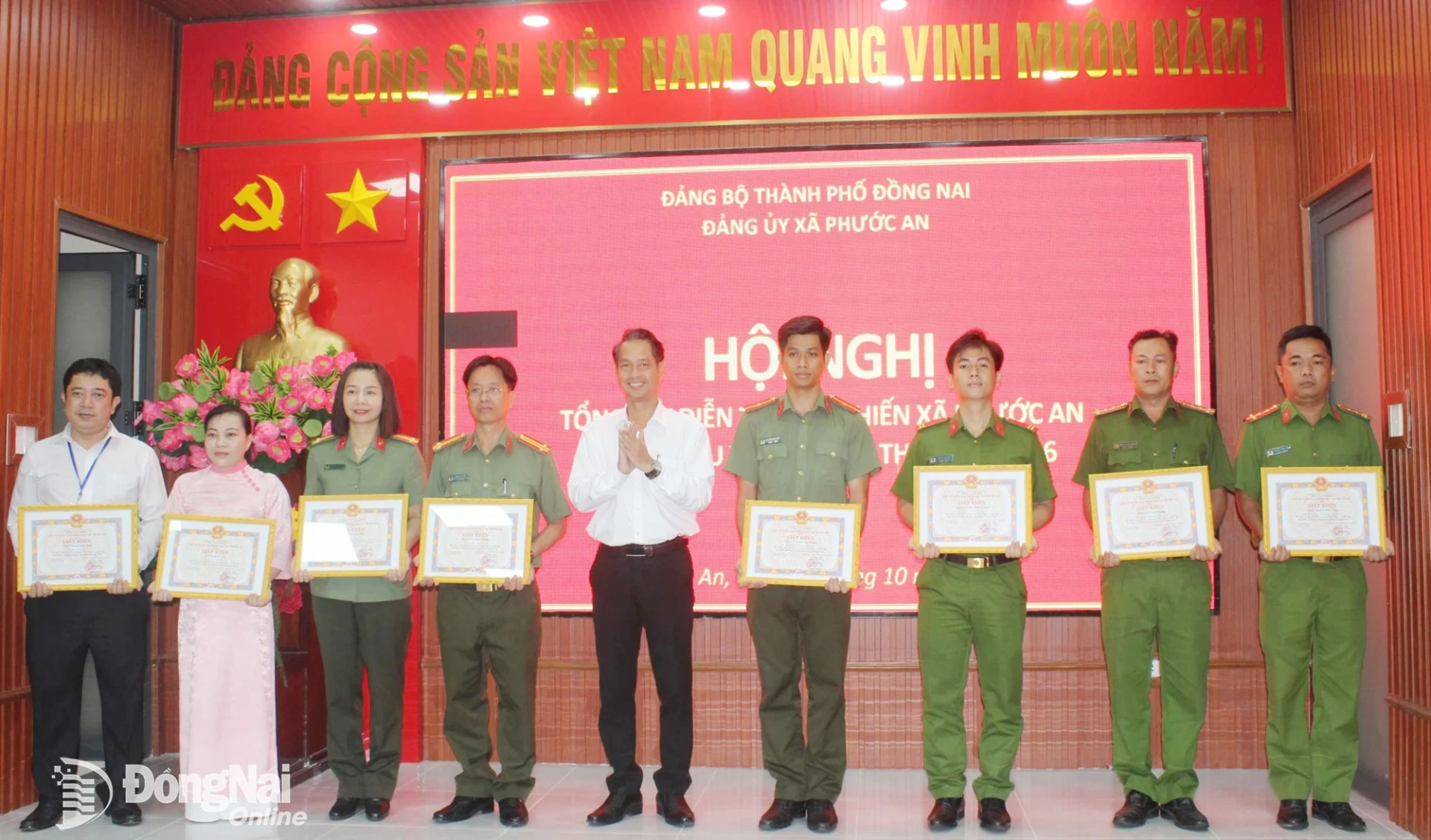 Phó Bí thư Thường trực Đảng ủy xã Phước An Phạm Sỹ Linh trao thưởng các tập thể. Ảnh: Đoàn Mai