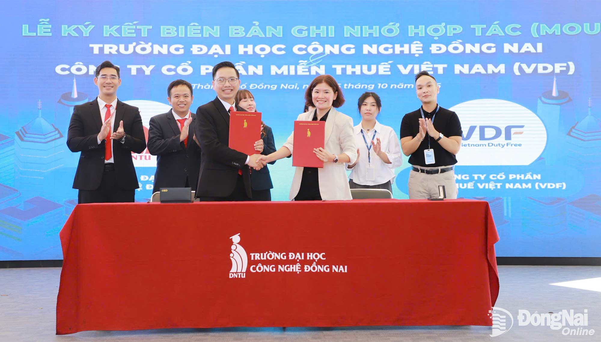 Hoạt động ký kết hợp tác tại Ngày hội việc làm của Trường đại học Công nghệ Đồng Nai. Ảnh: Công Nghĩa